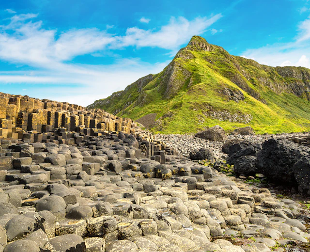 Irlands berømte Giant's Causeway vulkanske stensøjler ved Atlanterhavet