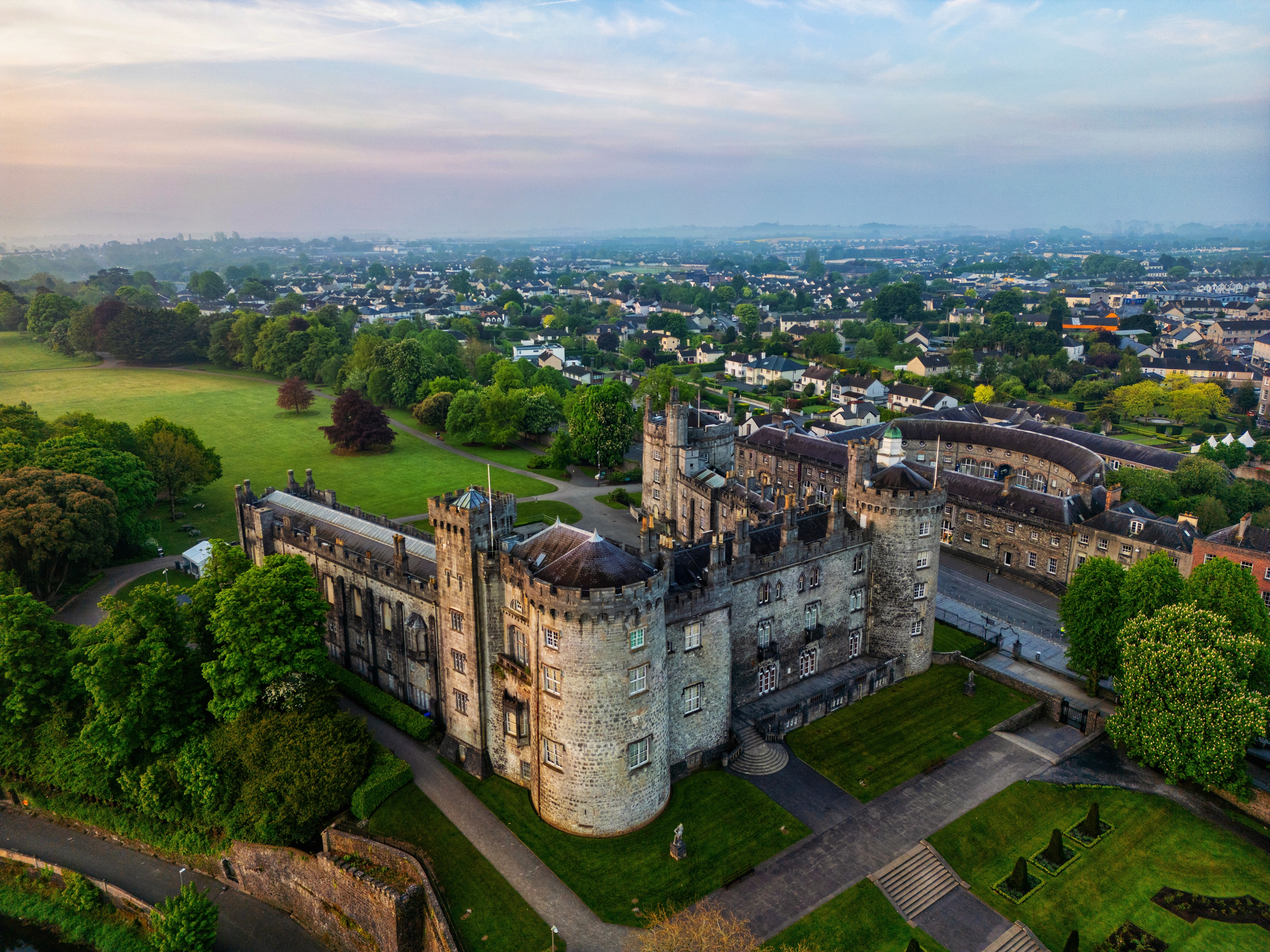 Fascinerende luftperspektiv af det ikoniske Kilkenny slot i Irland, der viser den historiske arkitektur omgivet af byens landskab