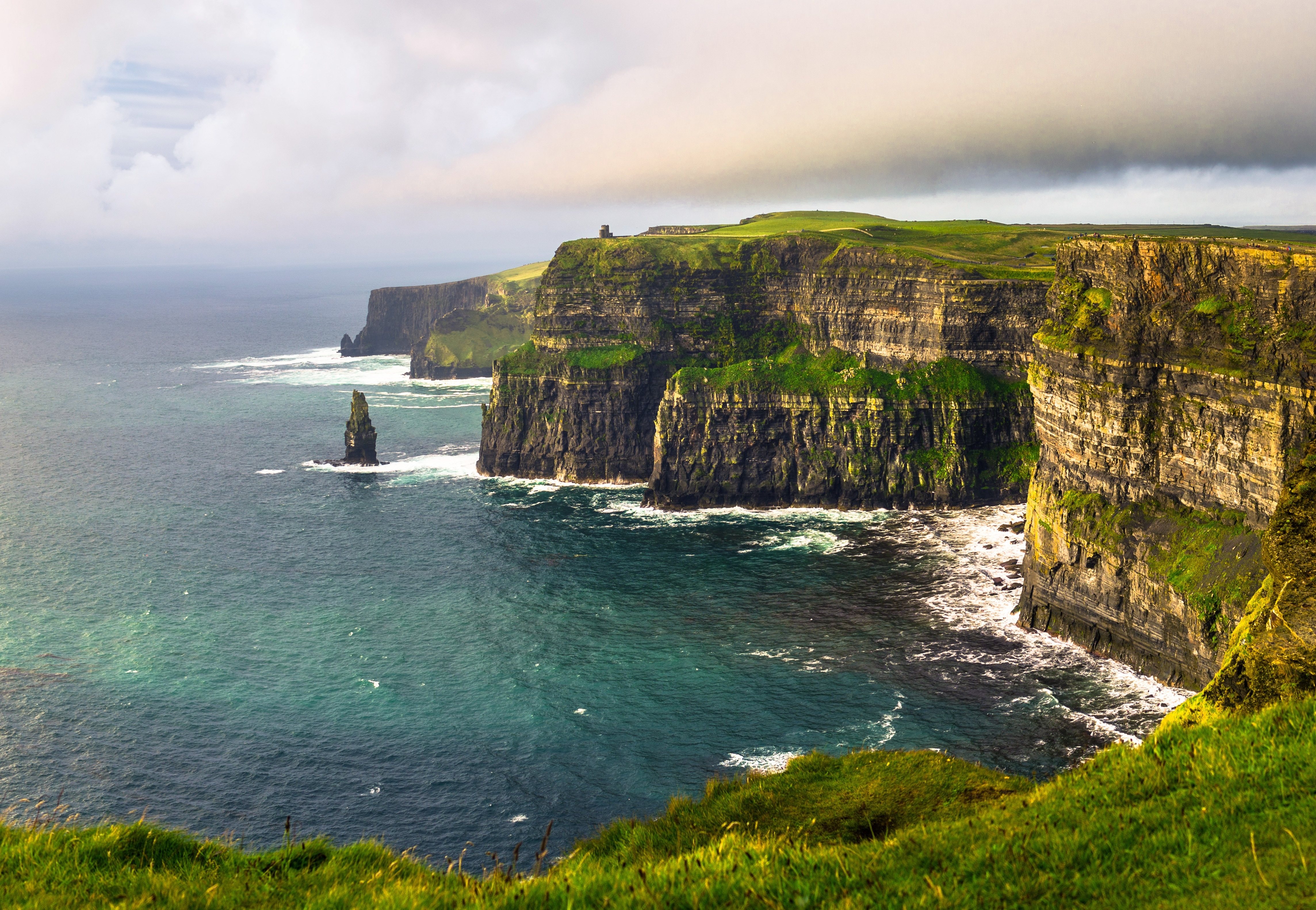 Irlands vestkyste ved Cliffs of Moher med imponerende klipper og turkisblåt Atlantic Ocean