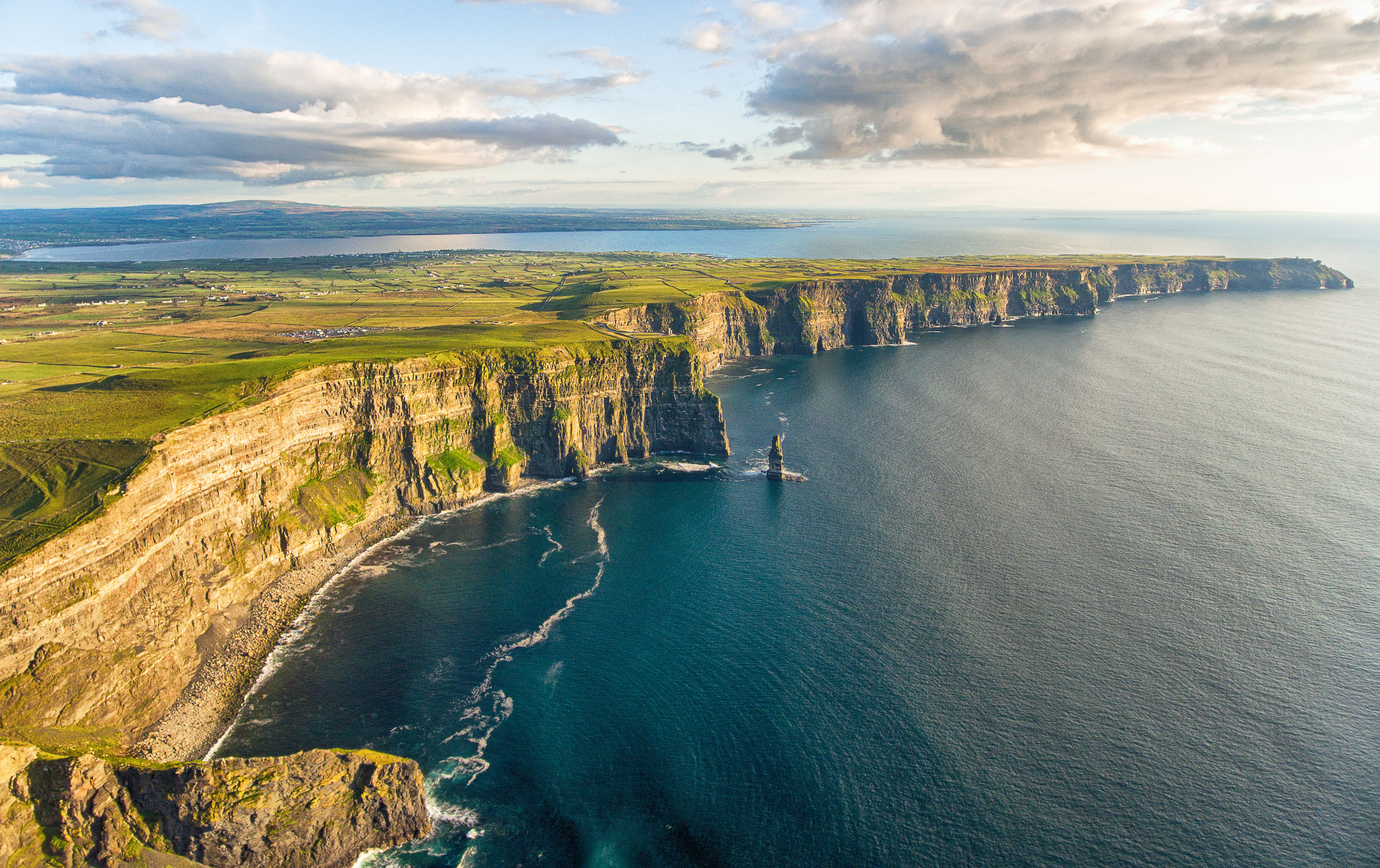 Irlands vestkyste ved Cliffs of Moher med imponerende klipper og smaragdgrønne marker