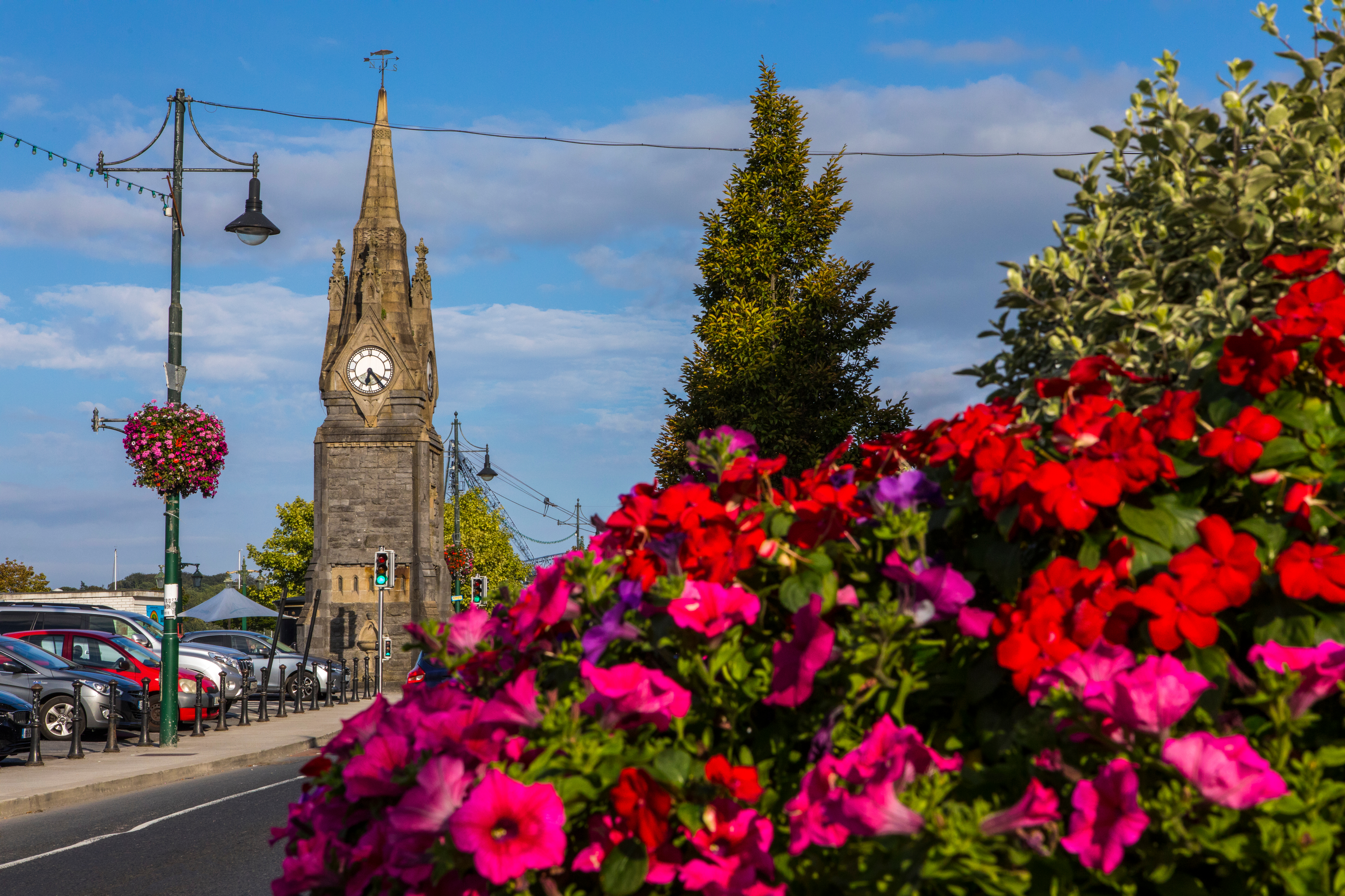 Charmerende klokketårn med blomsterpragt i det historiske Waterford