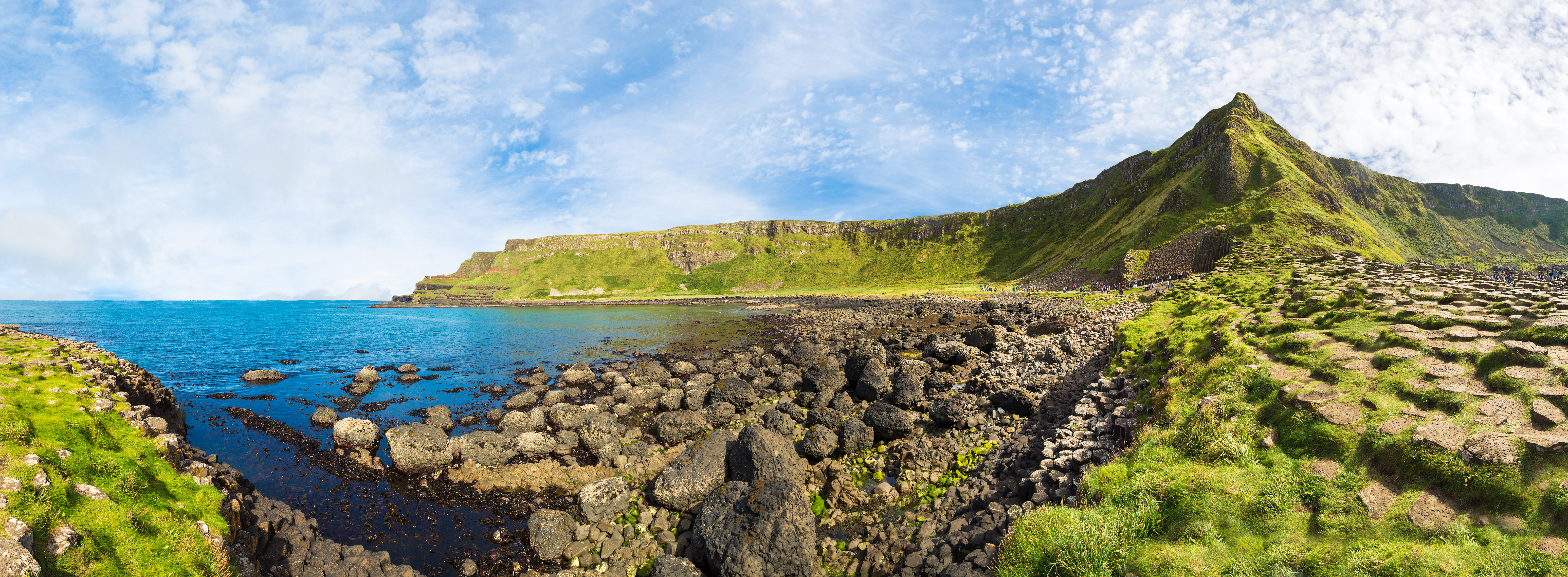 Fantastisk udsigt over Giants Causeway med tusindvis af naturligt formede basaltsøjler ved det blå hav