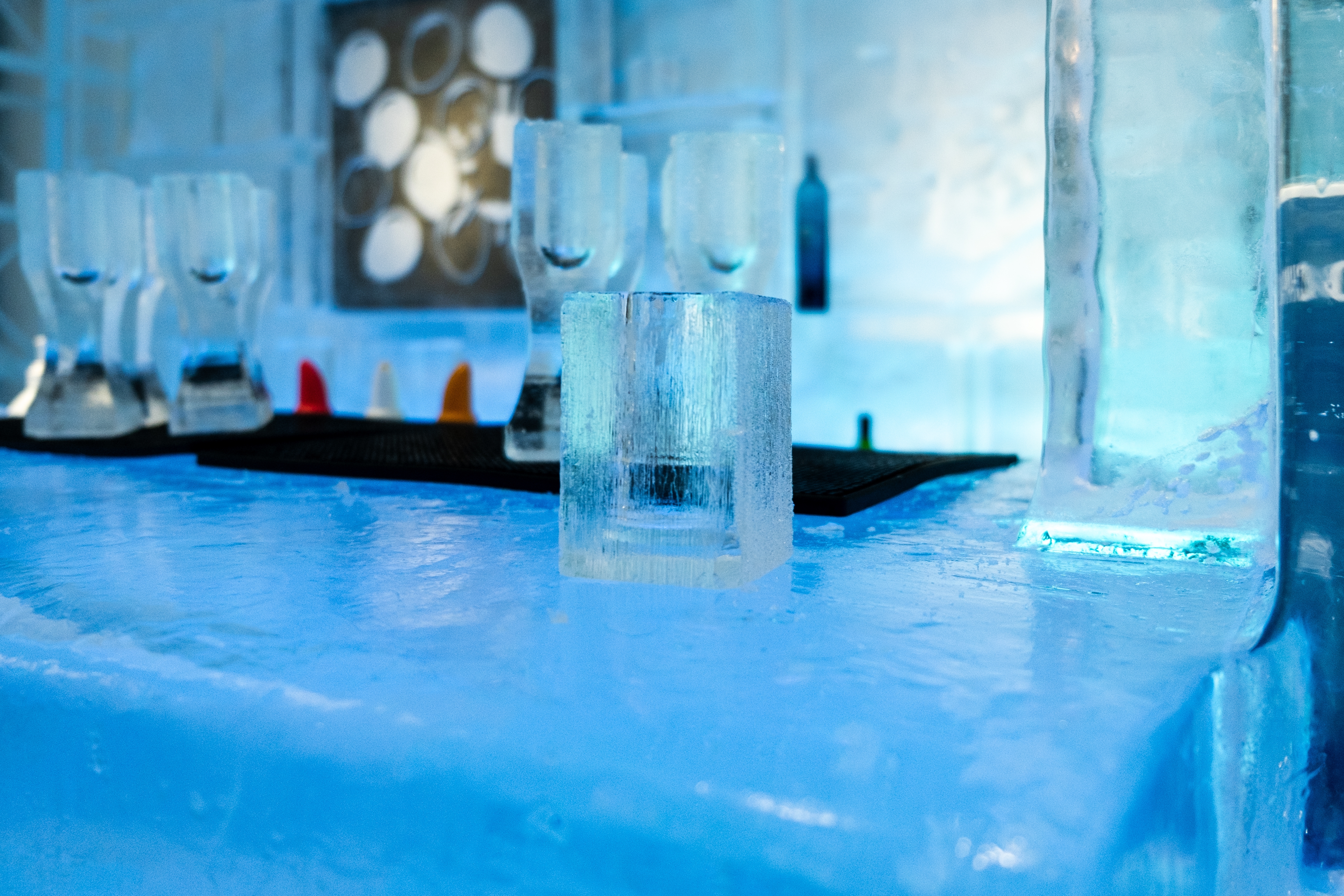 Isbar med glas lavet af is i ICEHOTEL i Jukkasjärvi, Lapland - en magisk vinteroplevelse i Sverige
