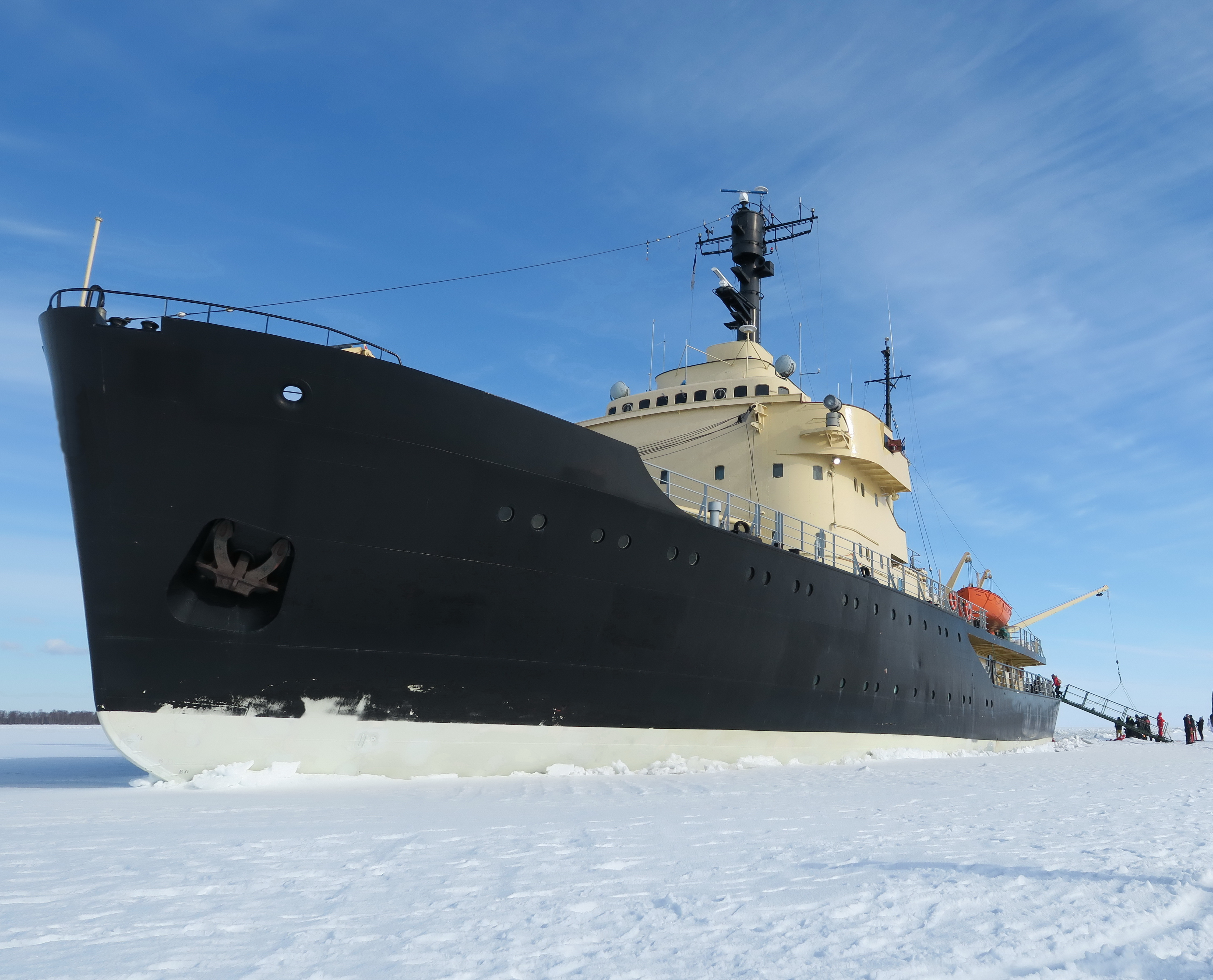 Isbryderen på arktisk cruise gennem polar ekspedition i frossen landskab