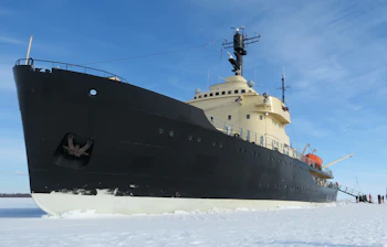 Isbryderen på arktisk cruise gennem polar ekspedition i frossen landskab