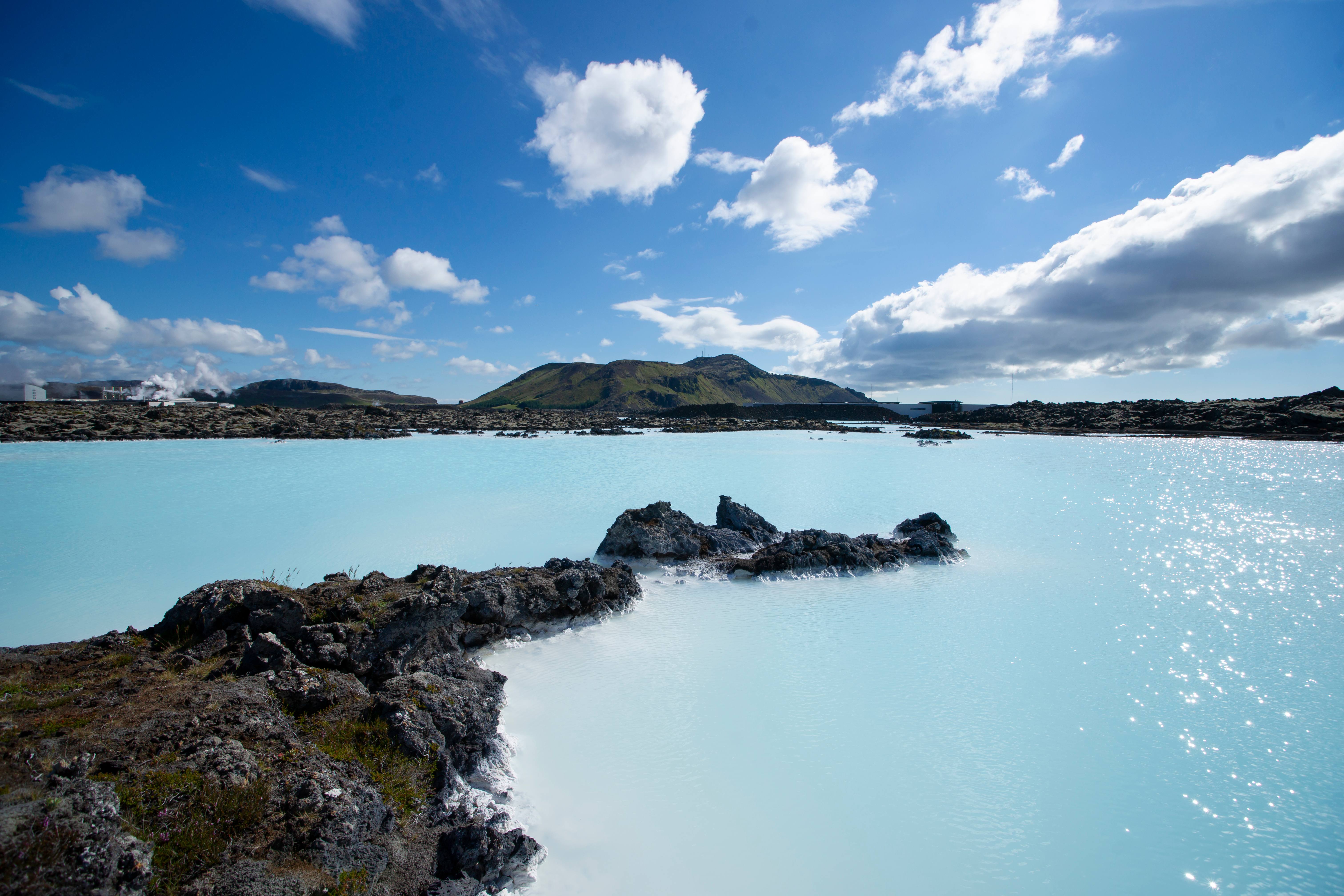 Det berømte geotermiske spa Blue Lagoon på Island med smukt turkisblåt vand og islandsk naturbaggrund