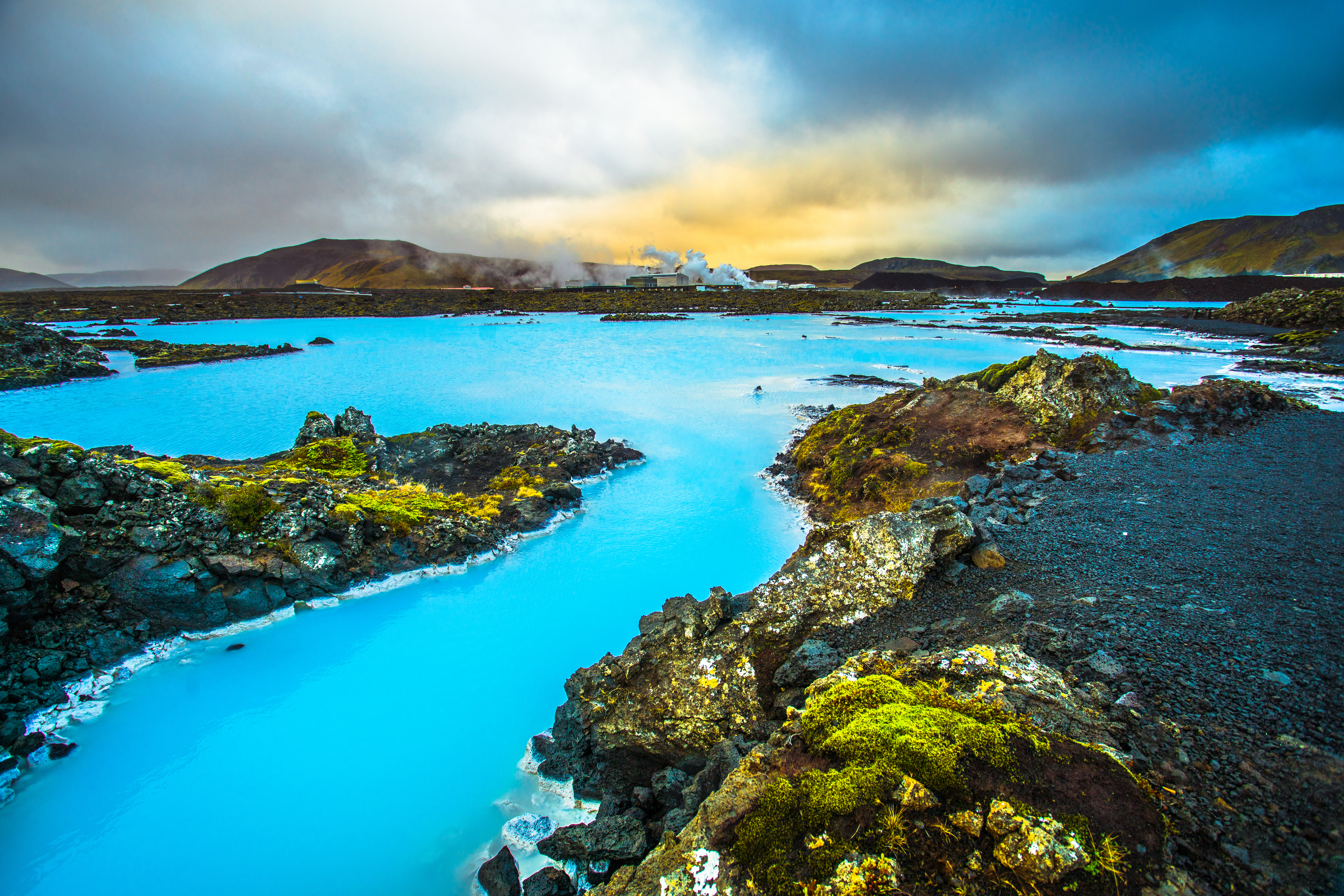 Besøgende bader i det mineralrige vand i Den Blå Lagune, Islands mest kendte geotermiske spa nær Reykjavik