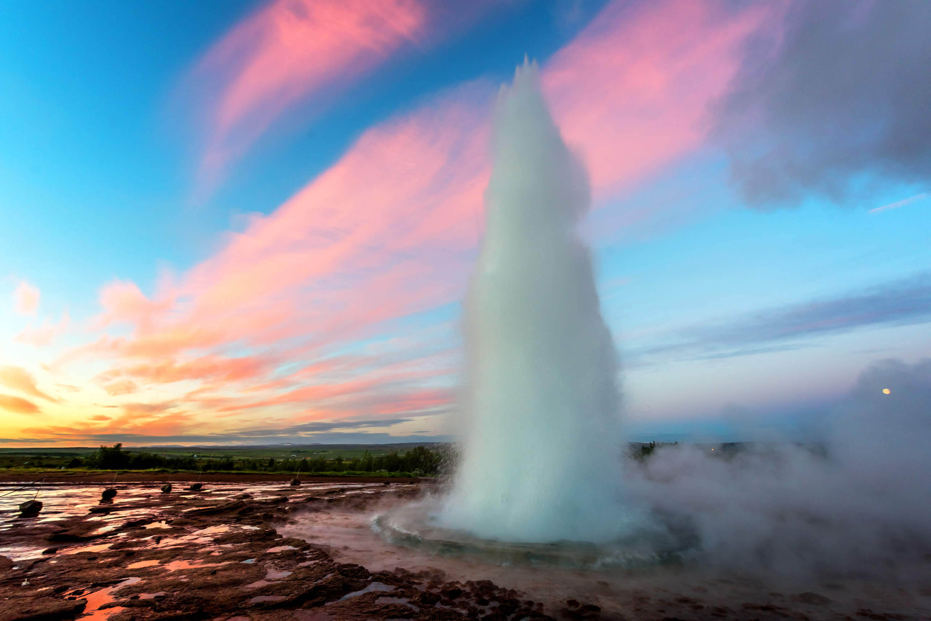 Geotermisk aktivitet ved Strokkur gejser på Island
