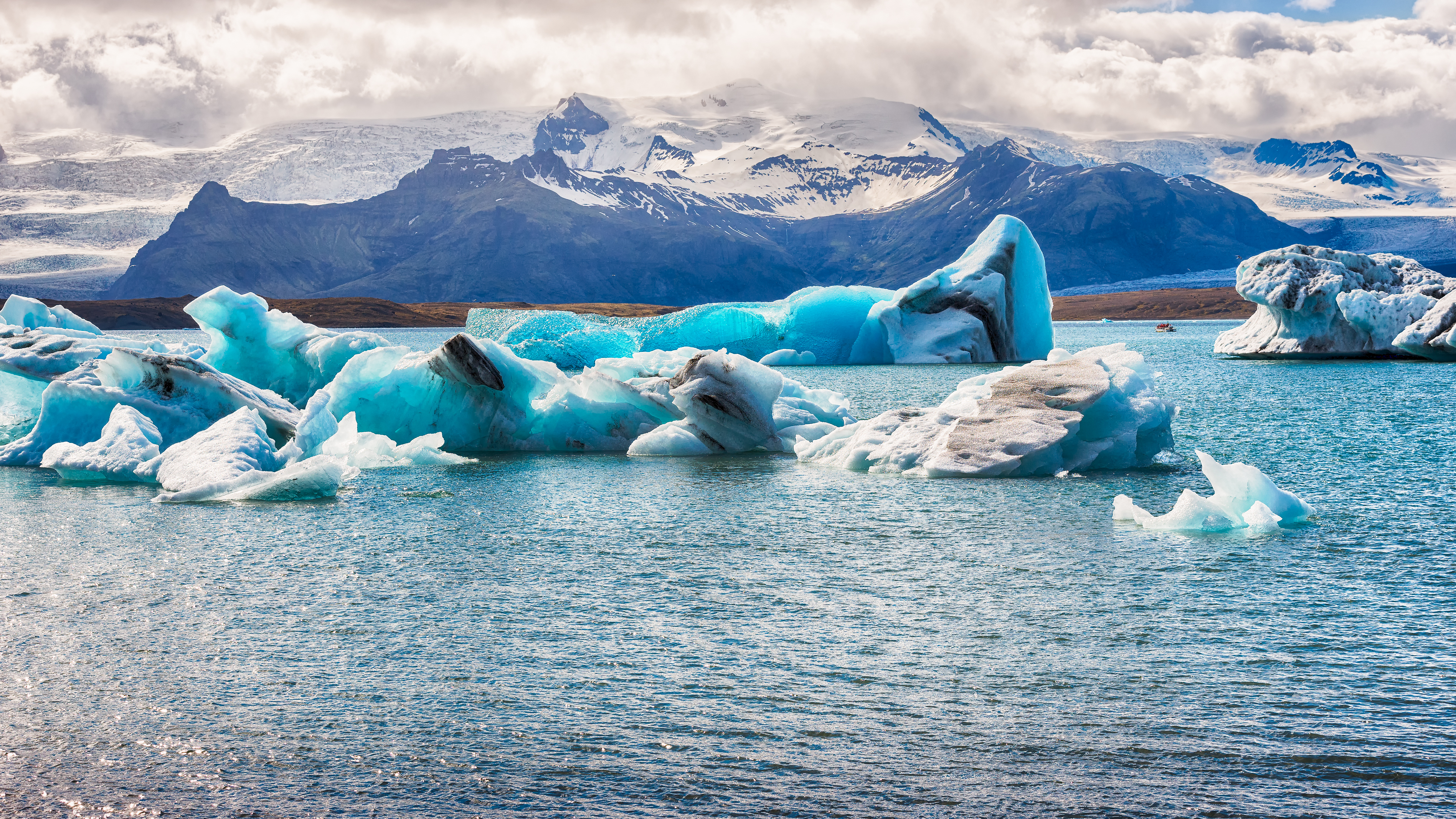 Storslåede isbjerge i turkisblå nuancer i den berømte Jökulsárlón gletsjersø på Island