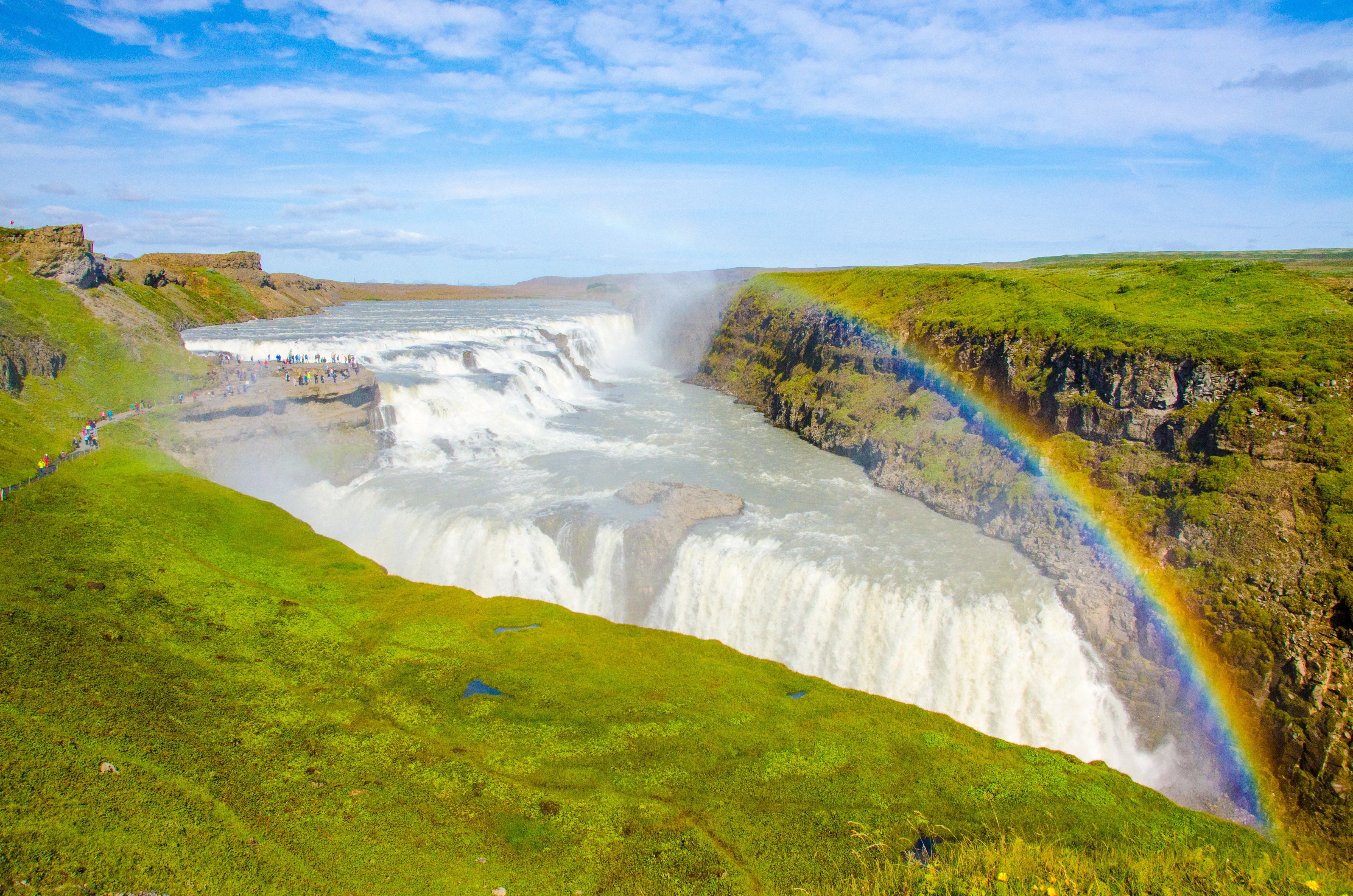 Det berømte Gullfoss-vandfald med sine mægtige vandmasser og tågedannelse, der falder dramatisk gennem kløften i Islands unikke landskab
