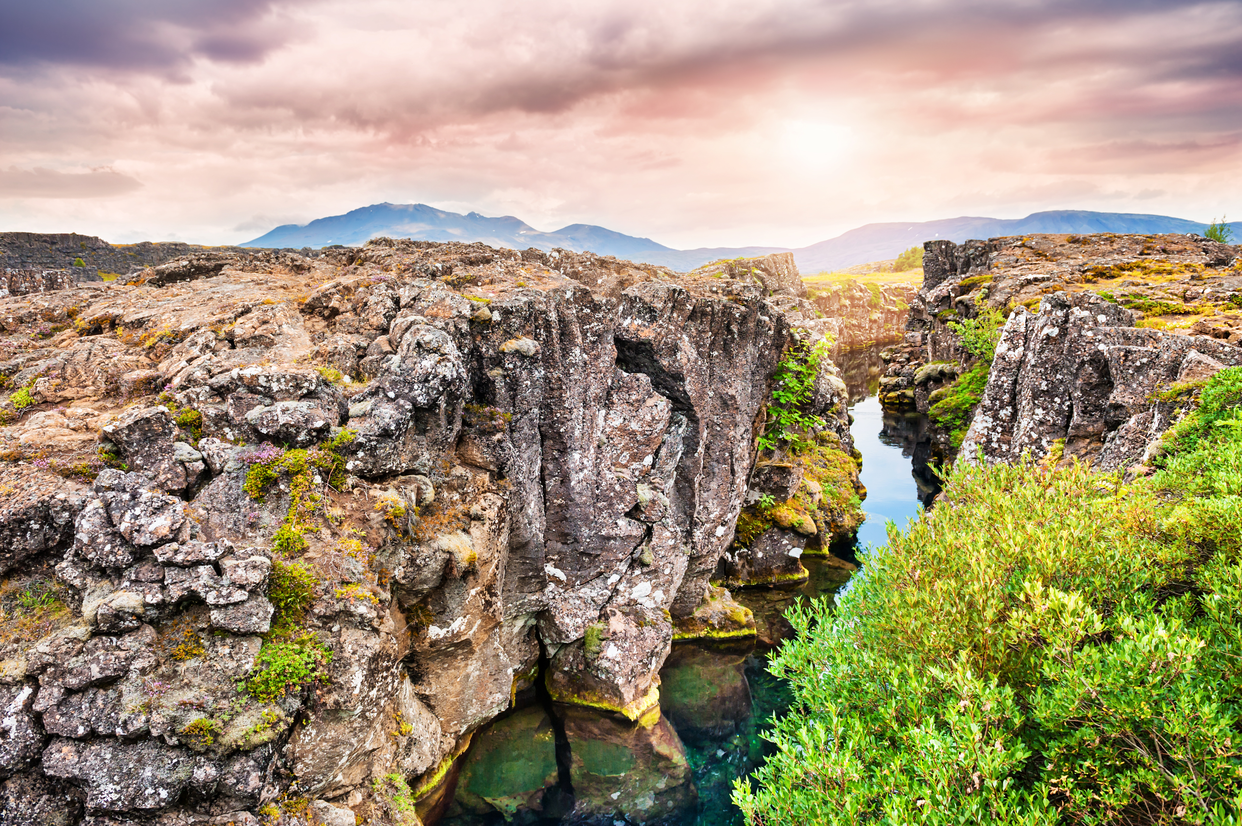 Islands Thingvellir Nationalpark med imponerende klippeformationer, klart vand og malerisk solnedgangsstemning