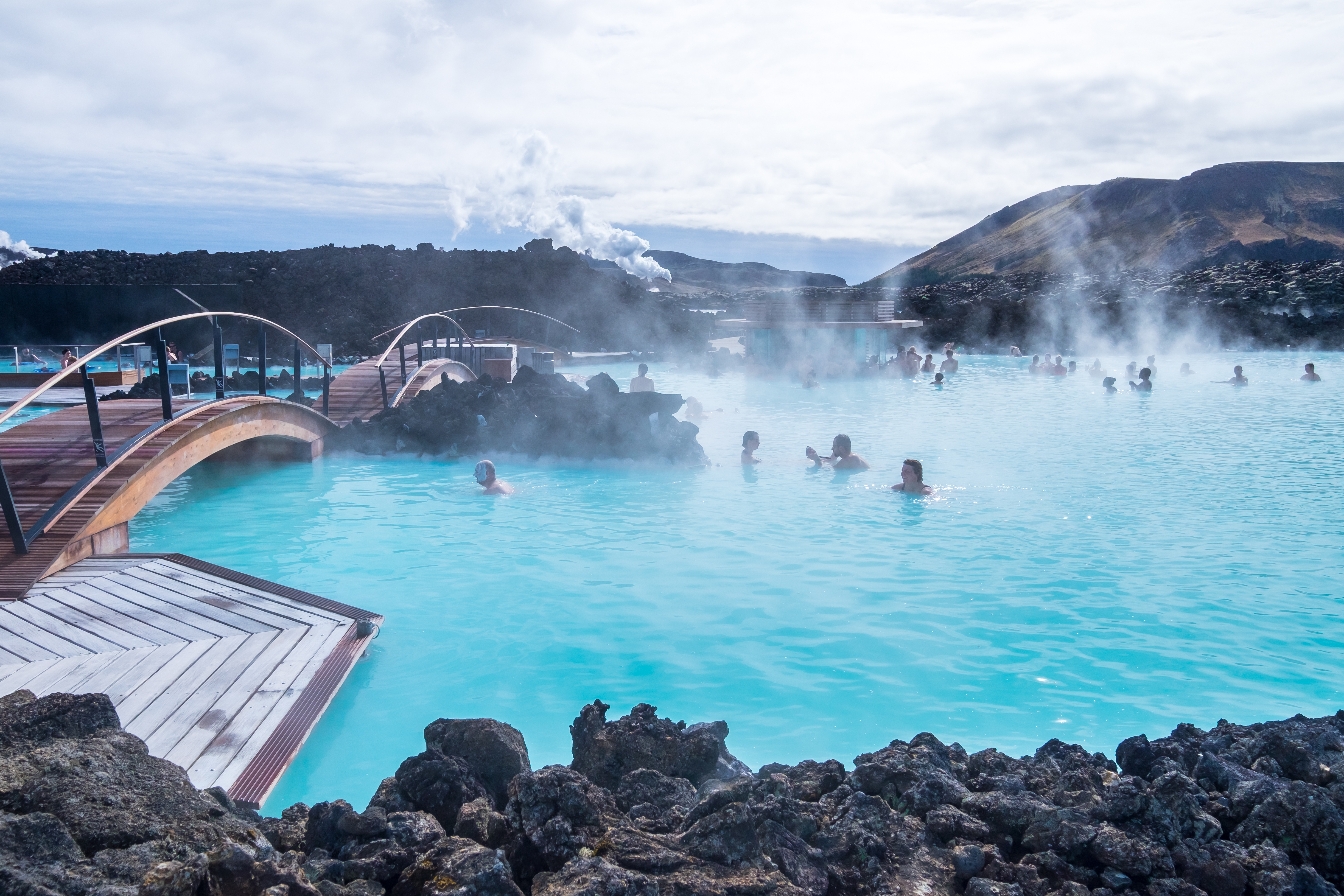 Afslapning i Blue Lagoon geotermiske spa på Island med det berømte turkisblå vand