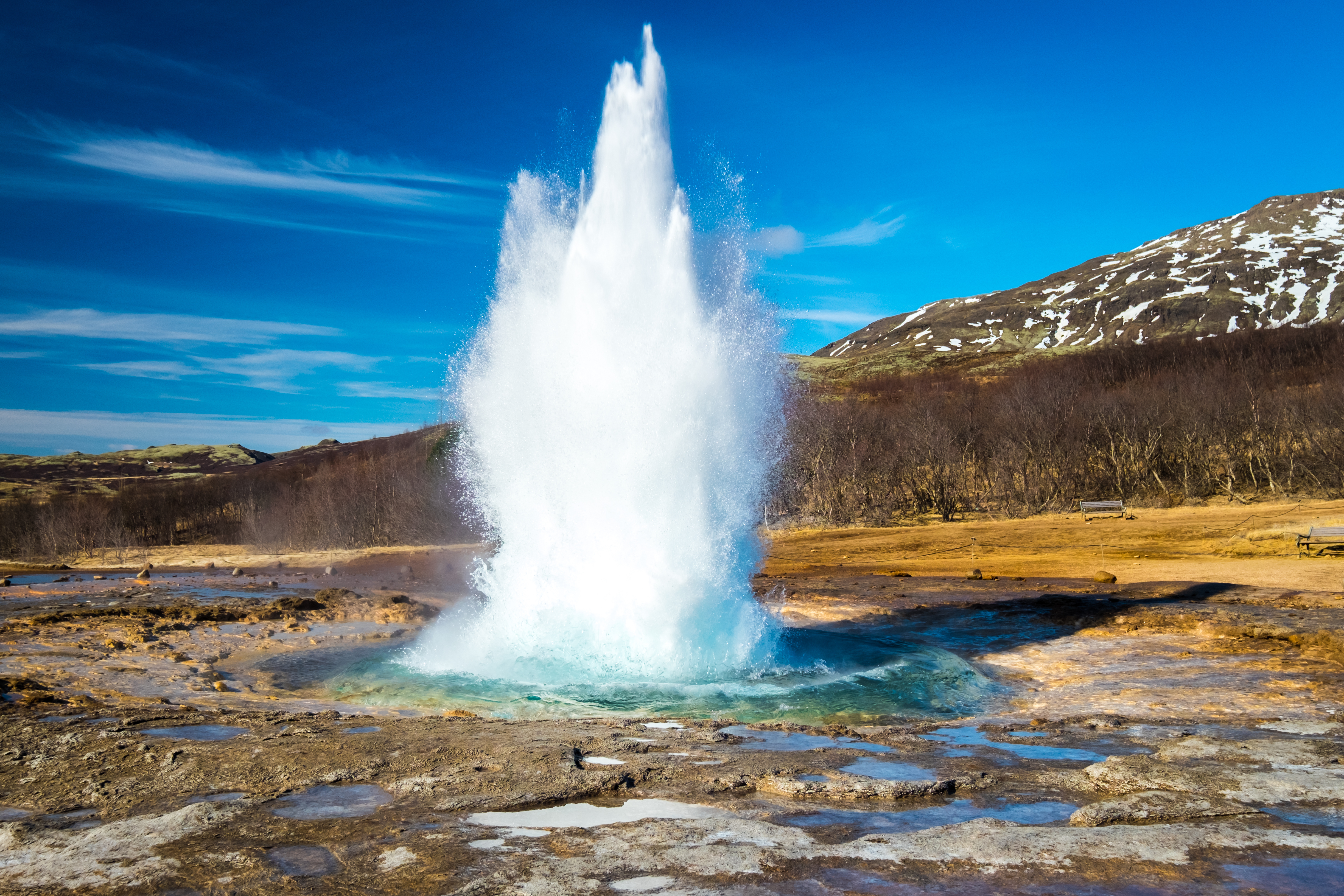 Mægtig vandsøjle fra Strokkur-gejseren i Haukadalur-dalen, et højdepunkt på Islands berømte Golden Circle og et bevis på landets voldsomme geotermiske aktivitet