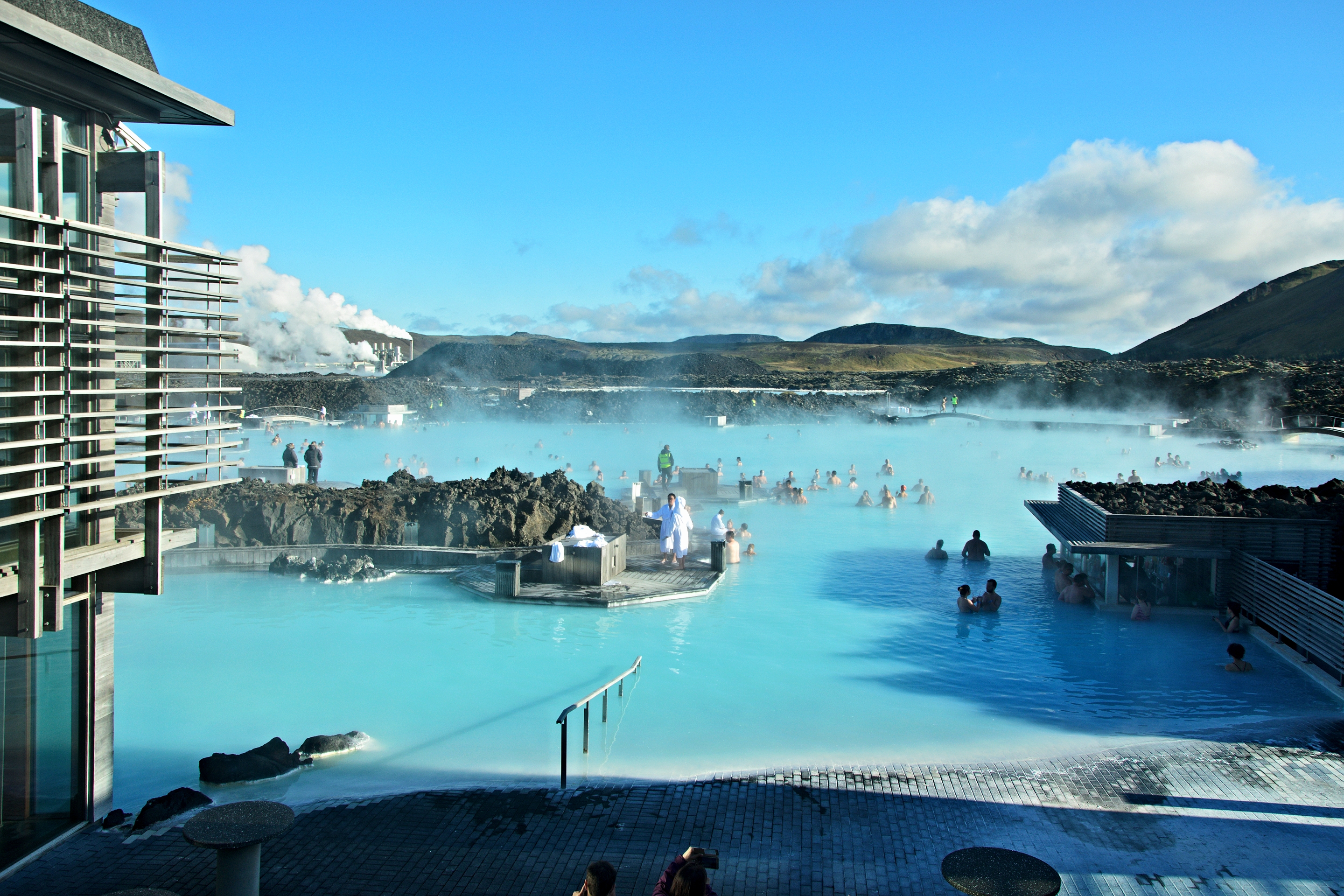 Luksuriøs wellness-oplevelse ved Blue Lagoon spa på Island med naturligt varmt mineralvand