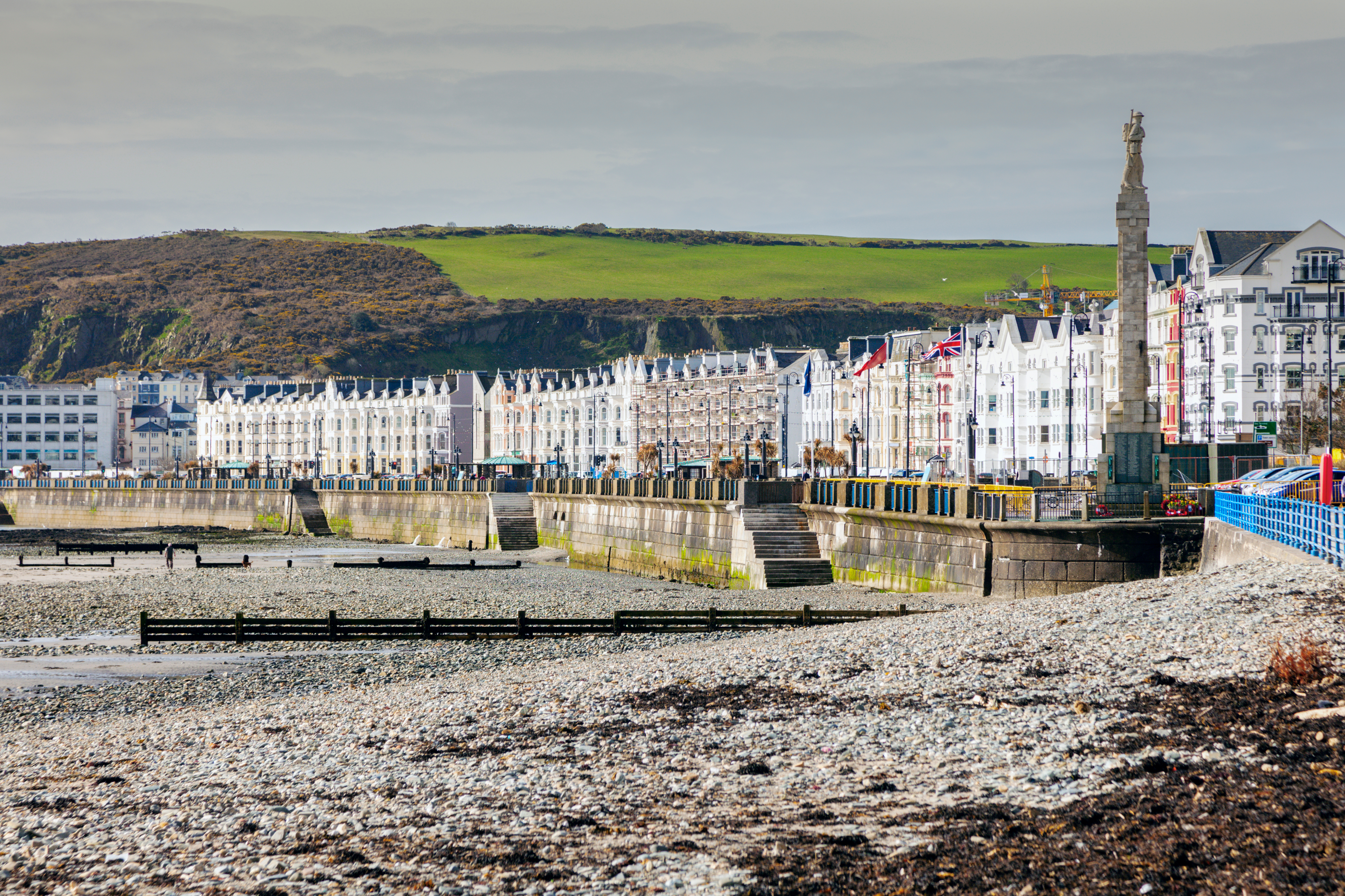 Den maleriske kystby Douglas på Isle of Man med strandpromenade og arkitektur