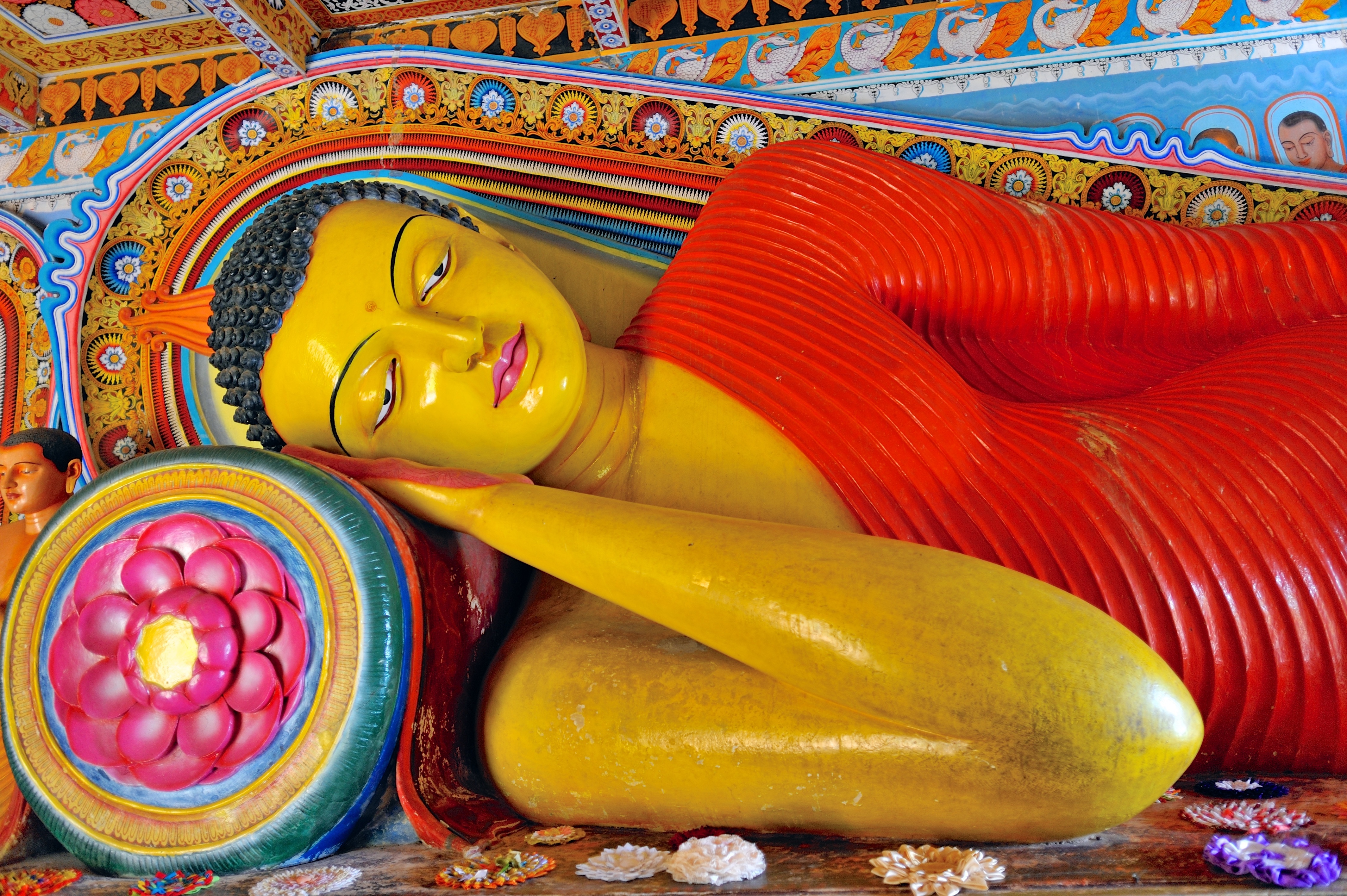 Farvestrålende liggende Buddha-statue i Isurumuniya-templet, Anuradhapura - en af Sri Lankas mest betydningsfulde religiøse seværdigheder