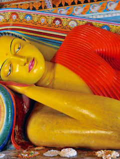 Farvestrålende liggende Buddha-statue i Isurumuniya-templet, Anuradhapura - en af Sri Lankas mest betydningsfulde religiøse seværdigheder
