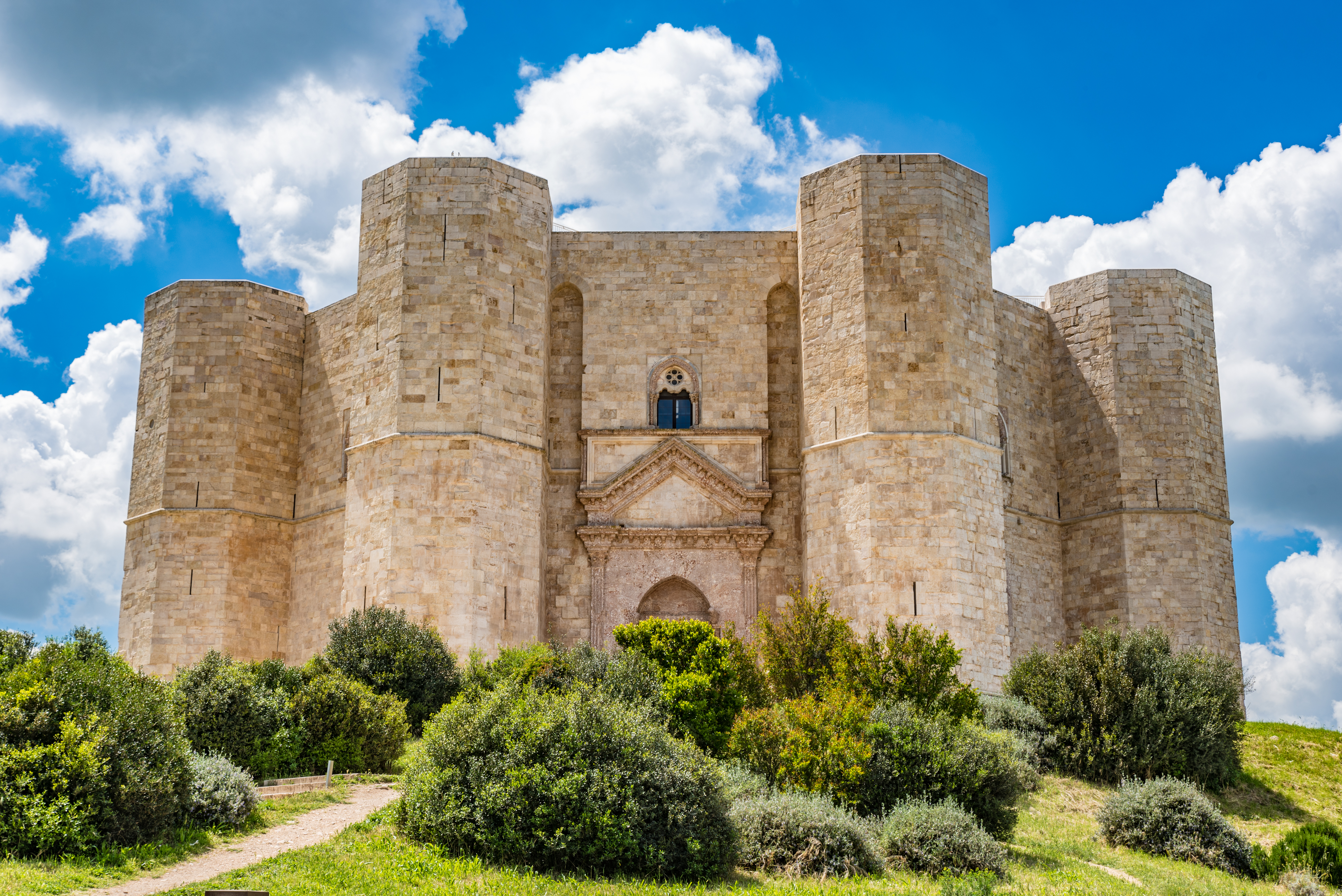 Historiske Castel del Monte i Apulien med sin perfekte ottekantede symmetri mod den blå italienske himmel, en arkitektonisk perle fra 1200-tallet og et must-see UNESCO-verdensarvssted