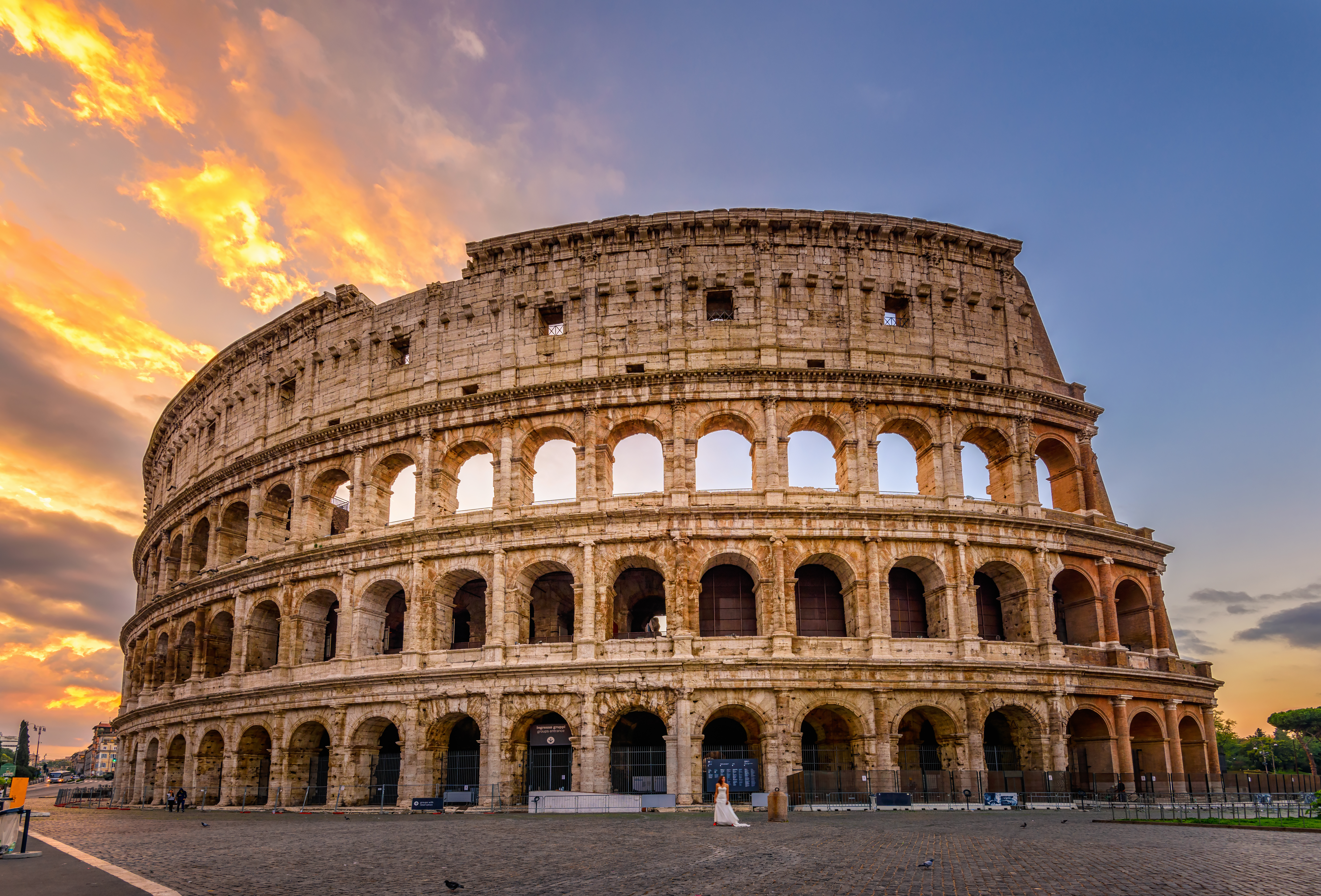 Det fascinerende Colosseum i Rom fotograferet i det magiske morgenlys, der fremhæver det antikke amfiteaters detaljer og det romerske imperiums arkitektoniske mesterskab
