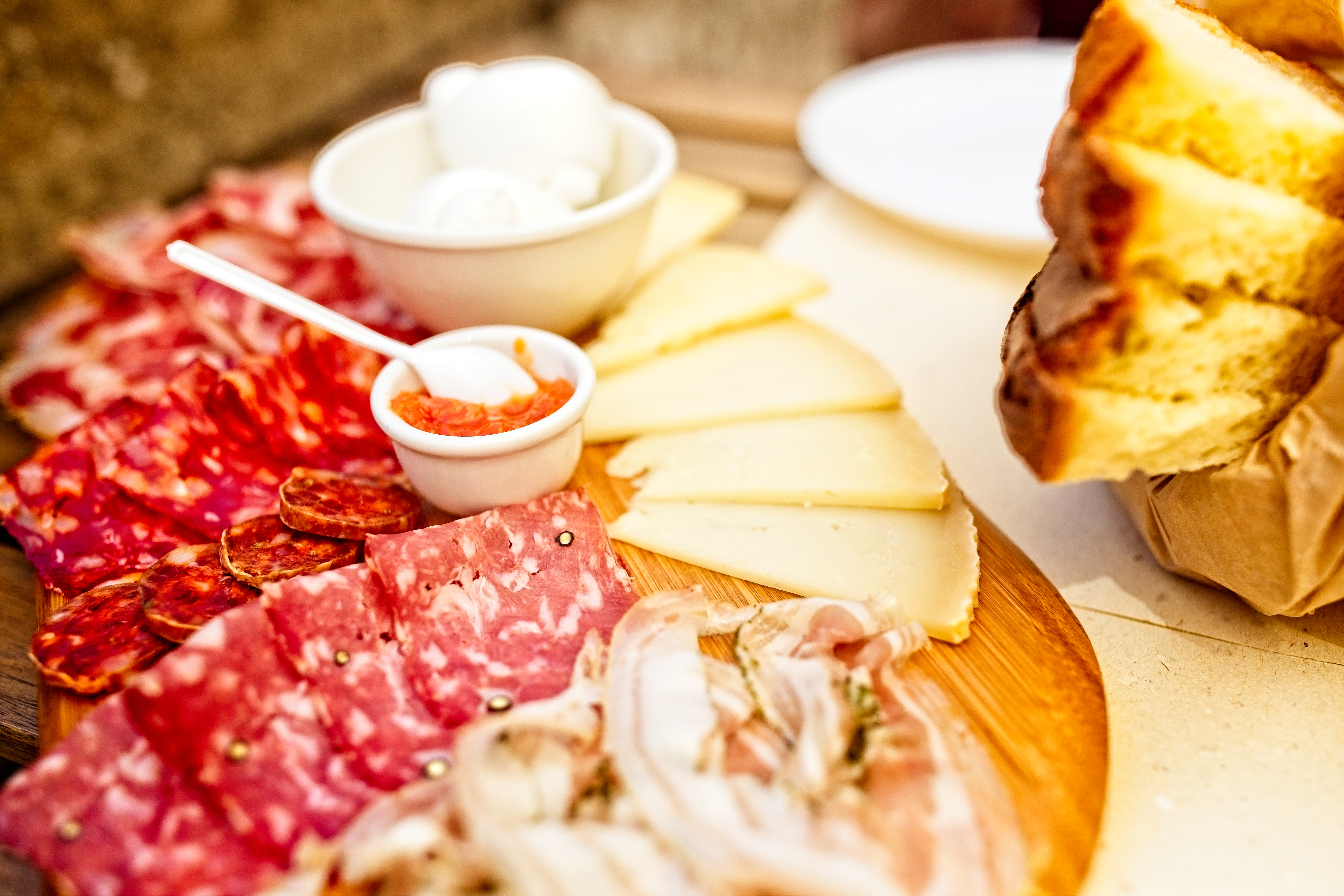 Klassisk italiensk forret med antipasti, spegepølse og ost på lokal restaurant