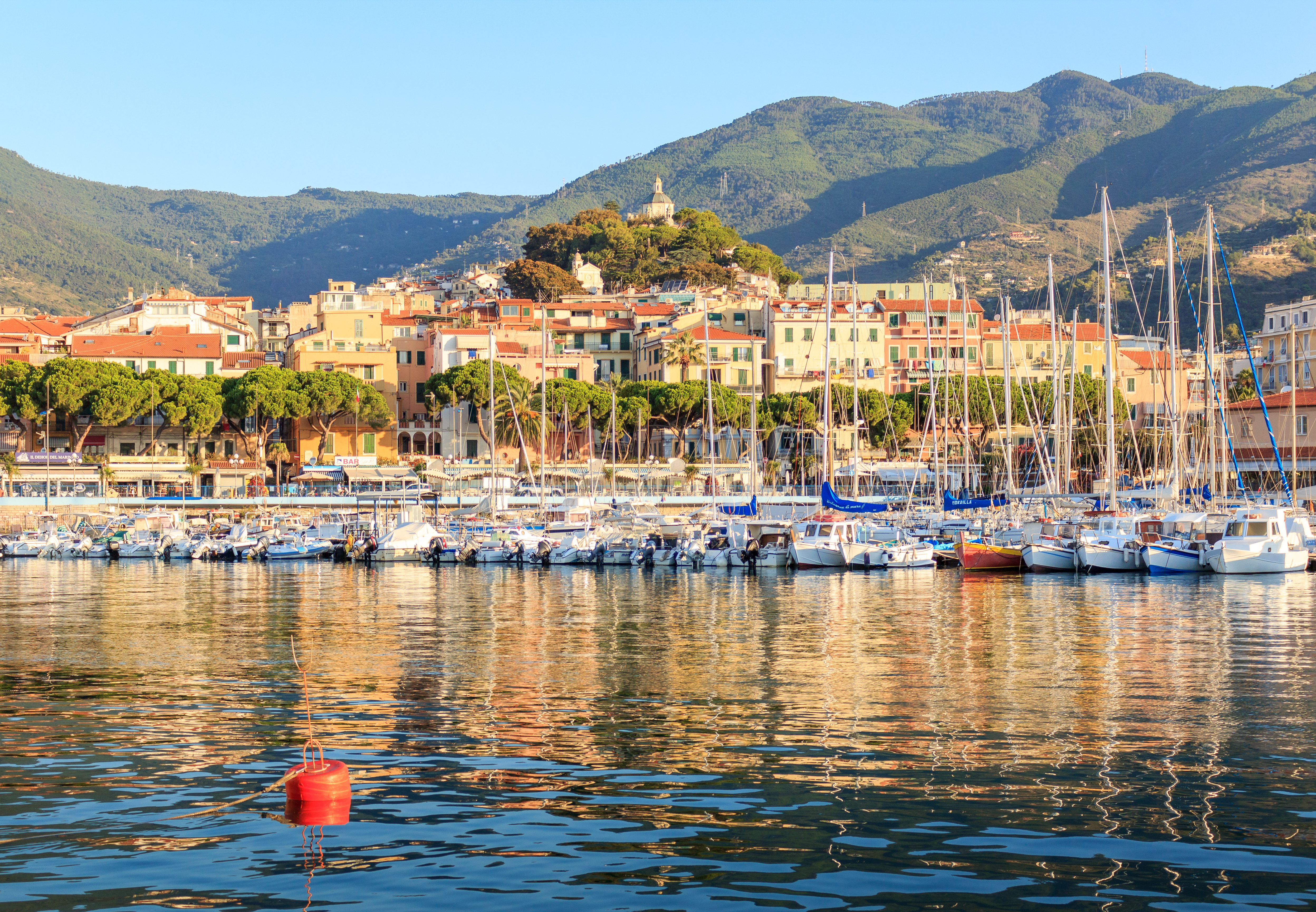 Italiensk kysteferie med marina og farverige huse ved havet