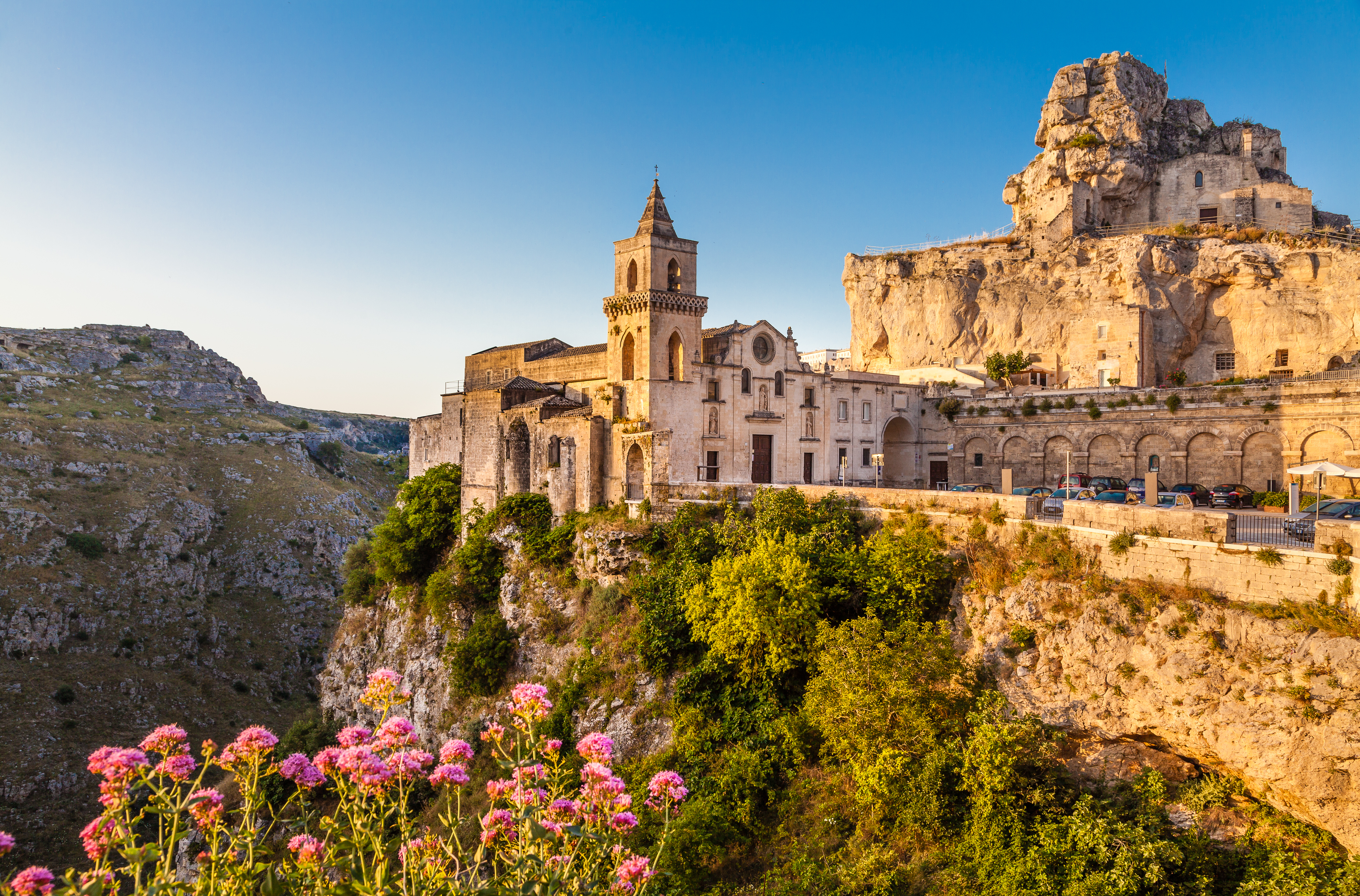 UNESCO verdensarv byen Matera i Italien med karakteristiske stenhuse og kirketårn