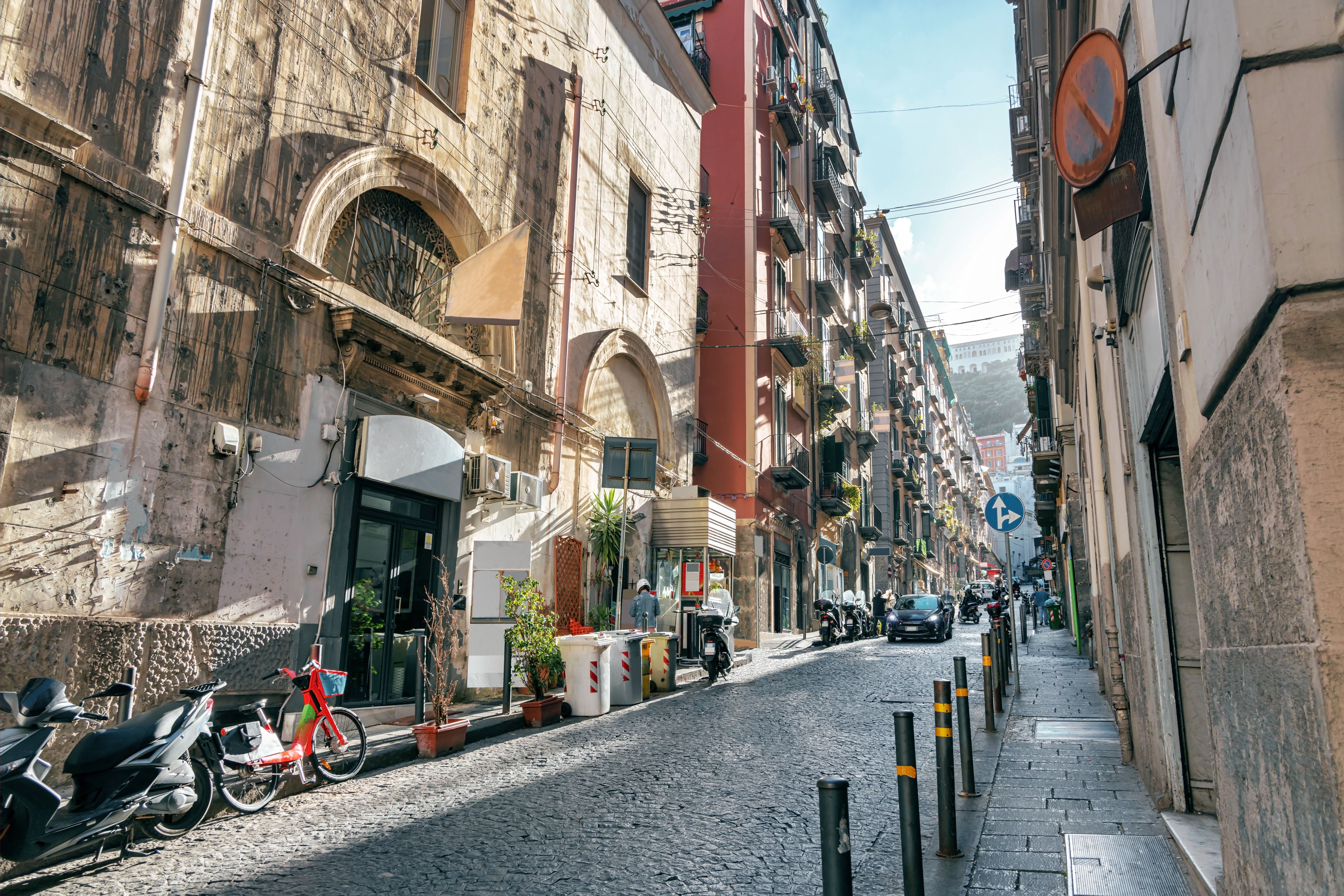 Charmerende gademiljø i Napoli gamle bydel med traditionelle italienske bygninger