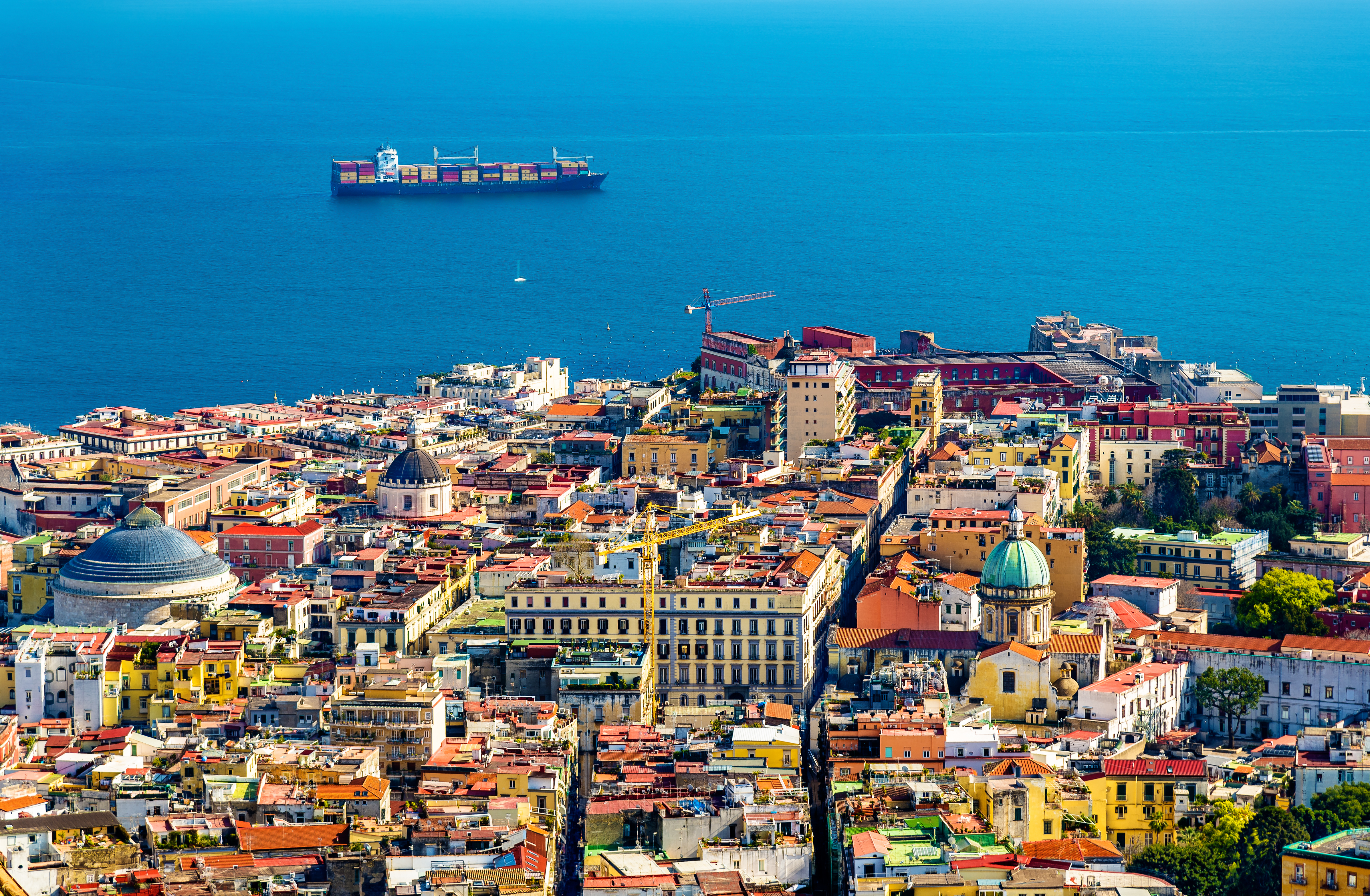 Smuk kystby Napoli ved Middelhavet med farverige italienske bygninger og aktiv havn