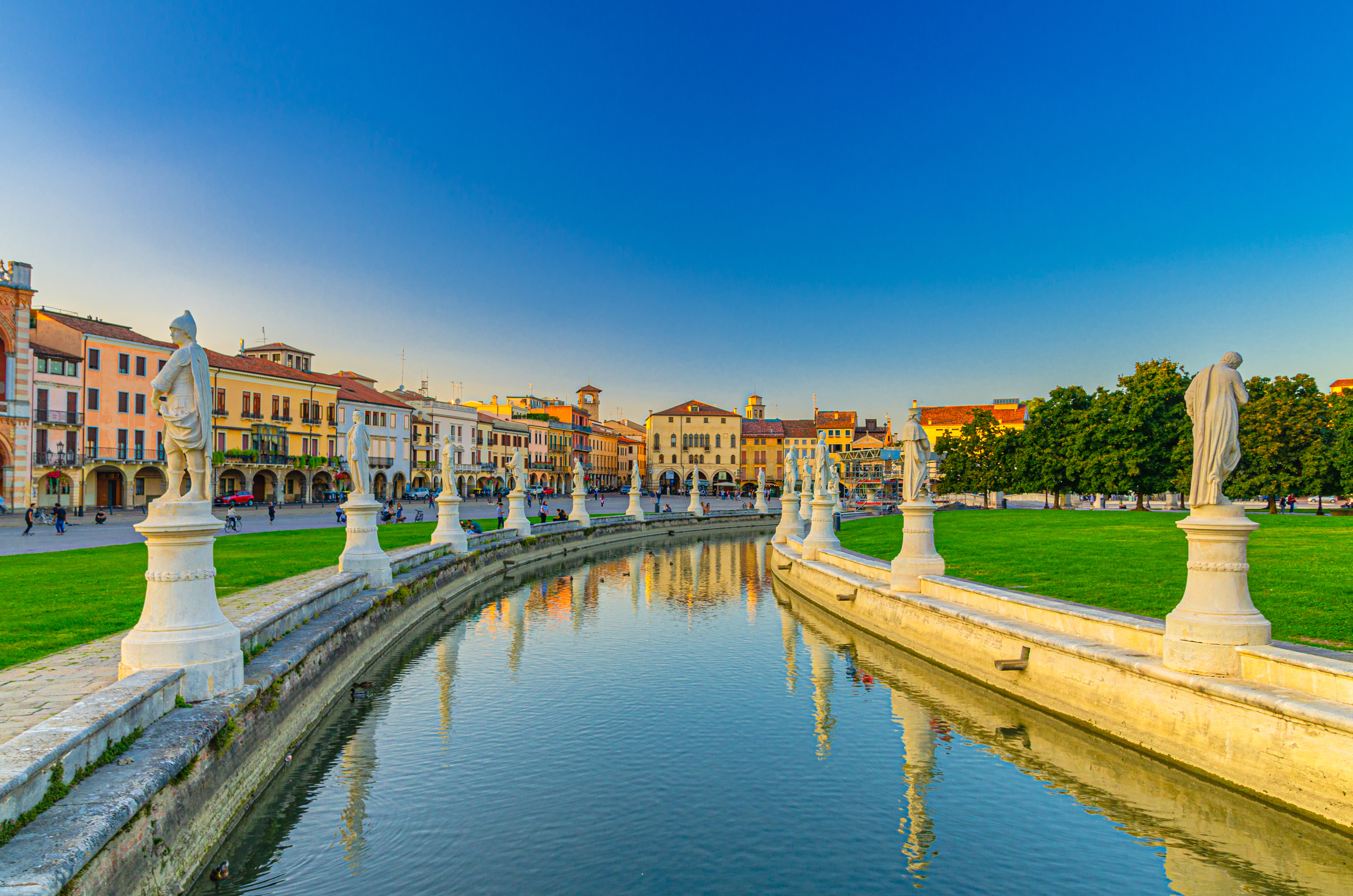 Berømte Prato della Valle plads i Padua Veneto region med elliptisk kanal og statuer