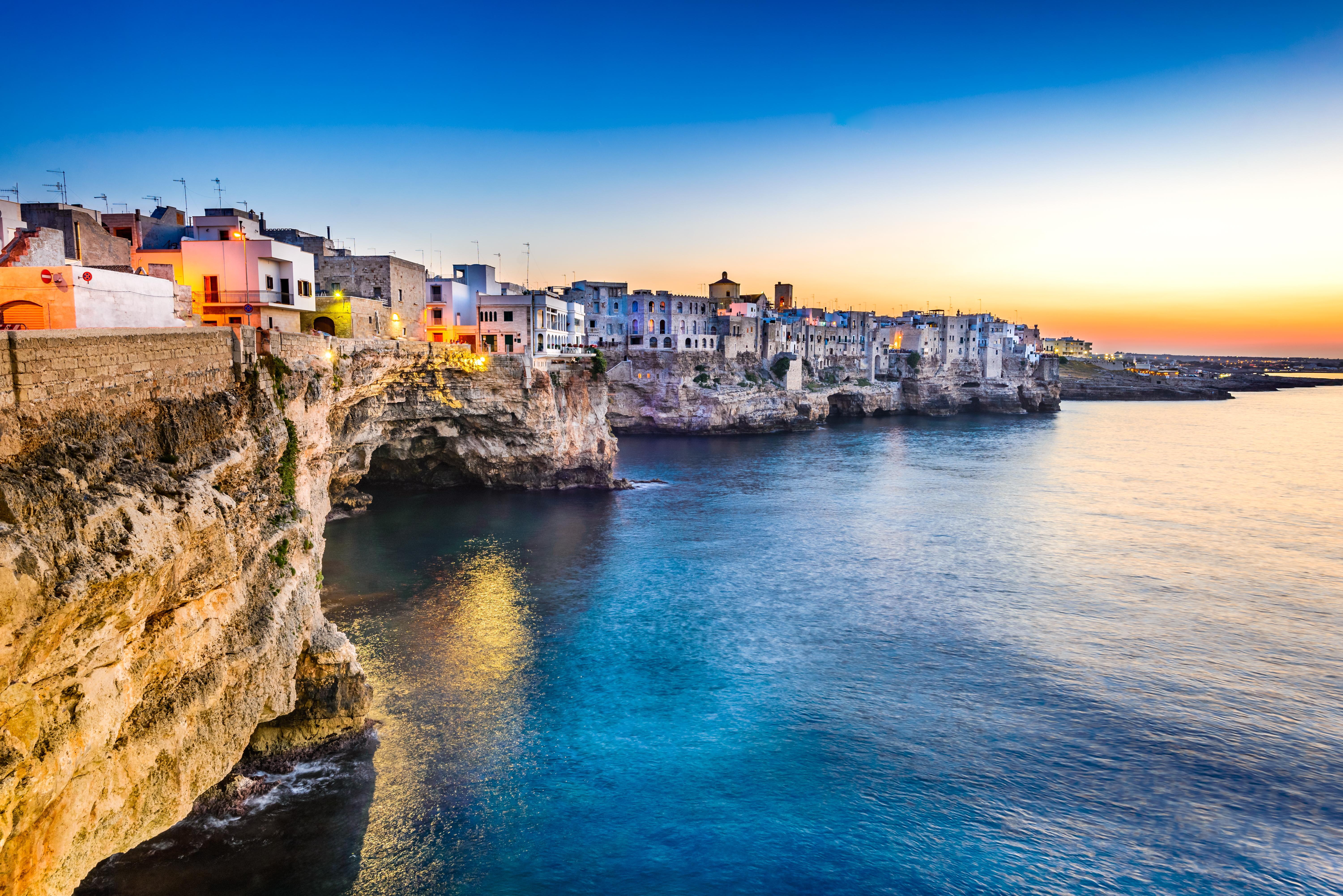 Smuk kystlinje i Polignano a Mare med traditionelle hvide huse på kalkstensklipper ved det azurblå Adriaterhav