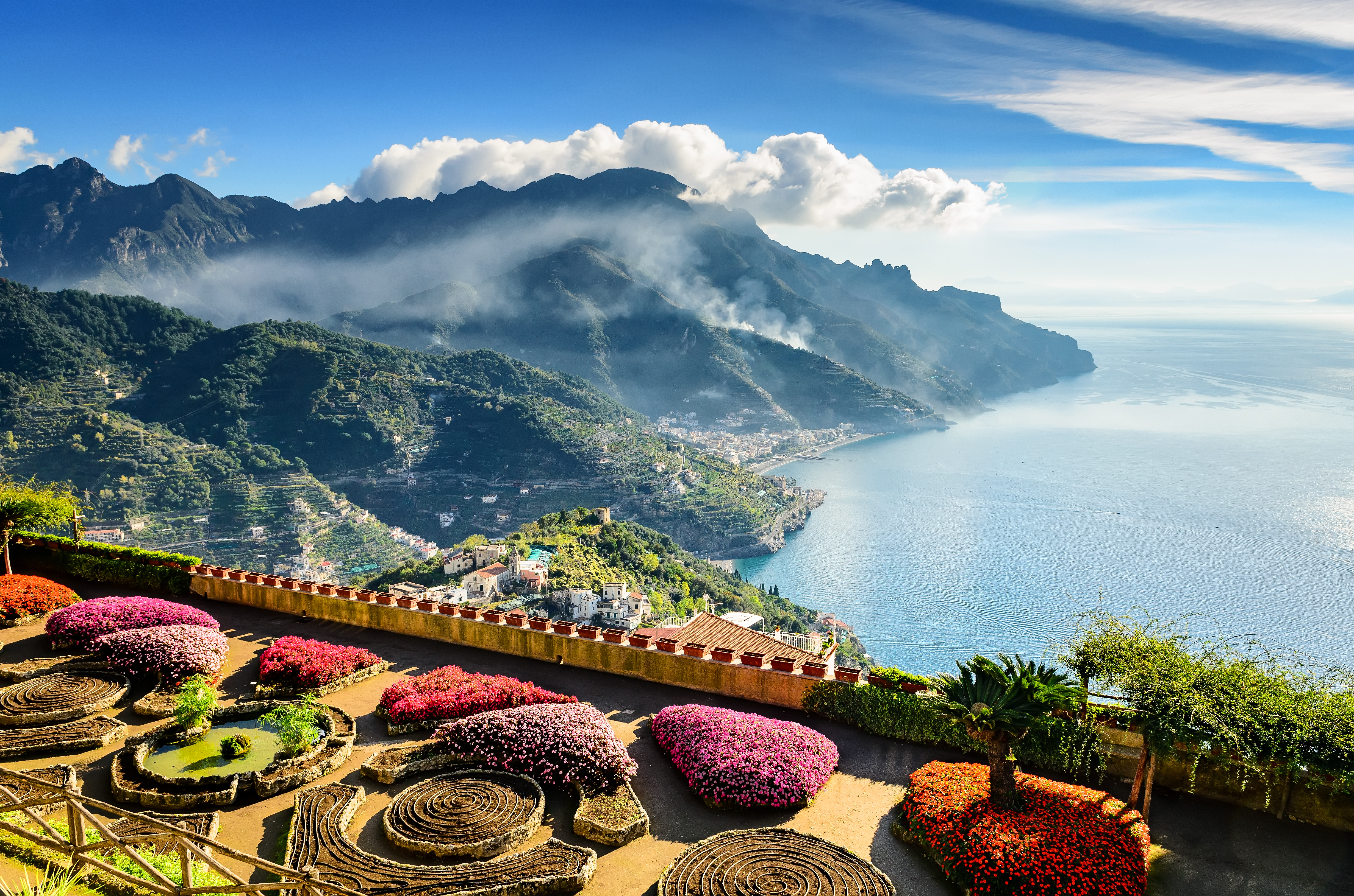Idyllisk panoramaudsigt fra Ravello over Amalfi-kysten med det glitrende Middelhav og frodige bjerge i Syditalien