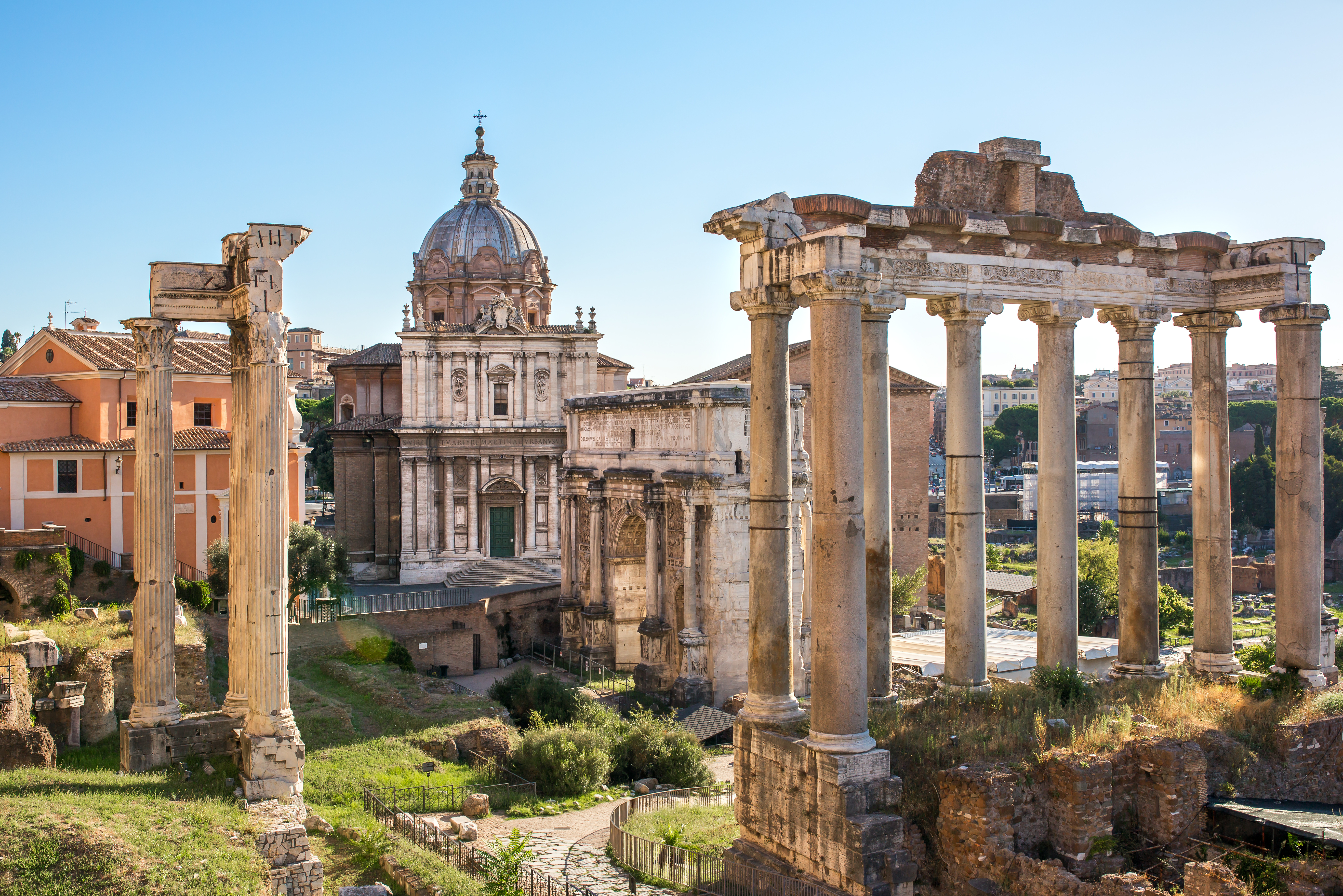 Fascinerende udsigt over det arkæologiske område Forum Romanum med antikke templer og søjler, fotograferet fra Capitolium-højen i Rom