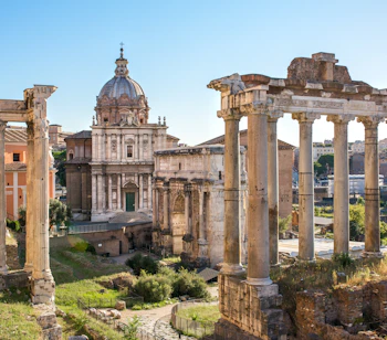 Fascinerende udsigt over det arkæologiske område Forum Romanum med antikke templer og søjler, fotograferet fra Capitolium-højen i Rom