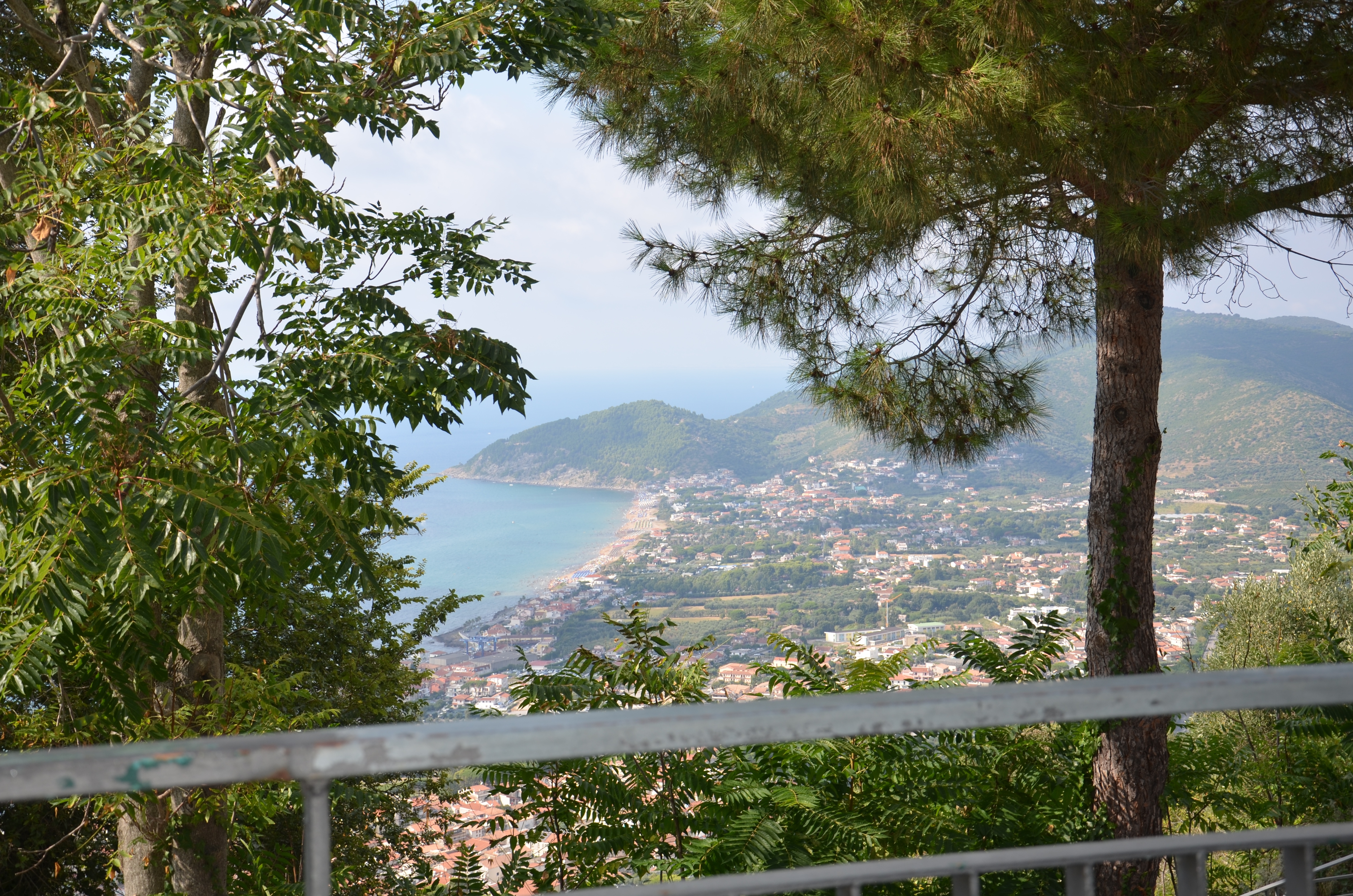 Italiensk sommerlandskab med kystpanorama over Cilento-regionen