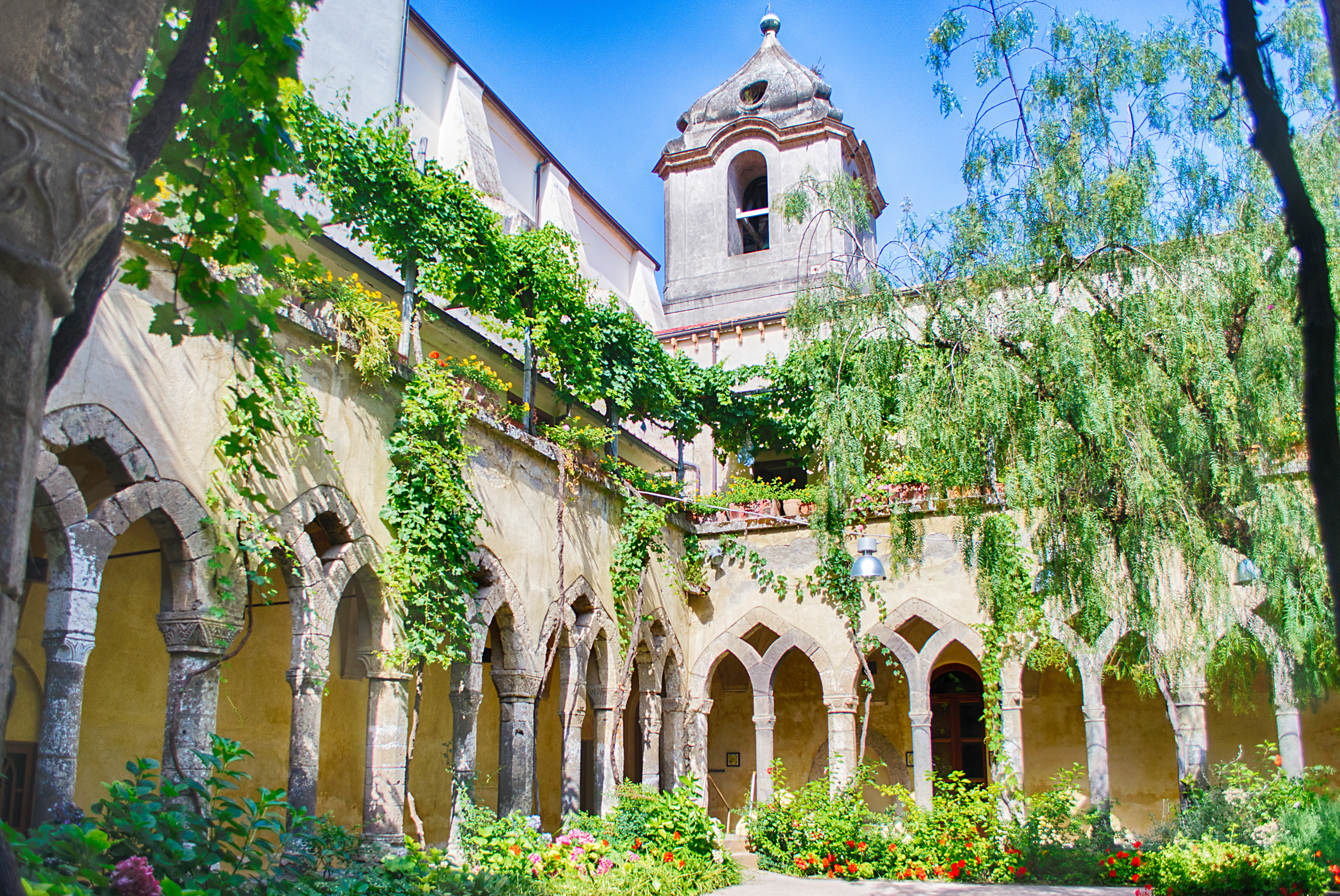 Historiske klosterbuegange med klokkespil og grønne haver Sorrento