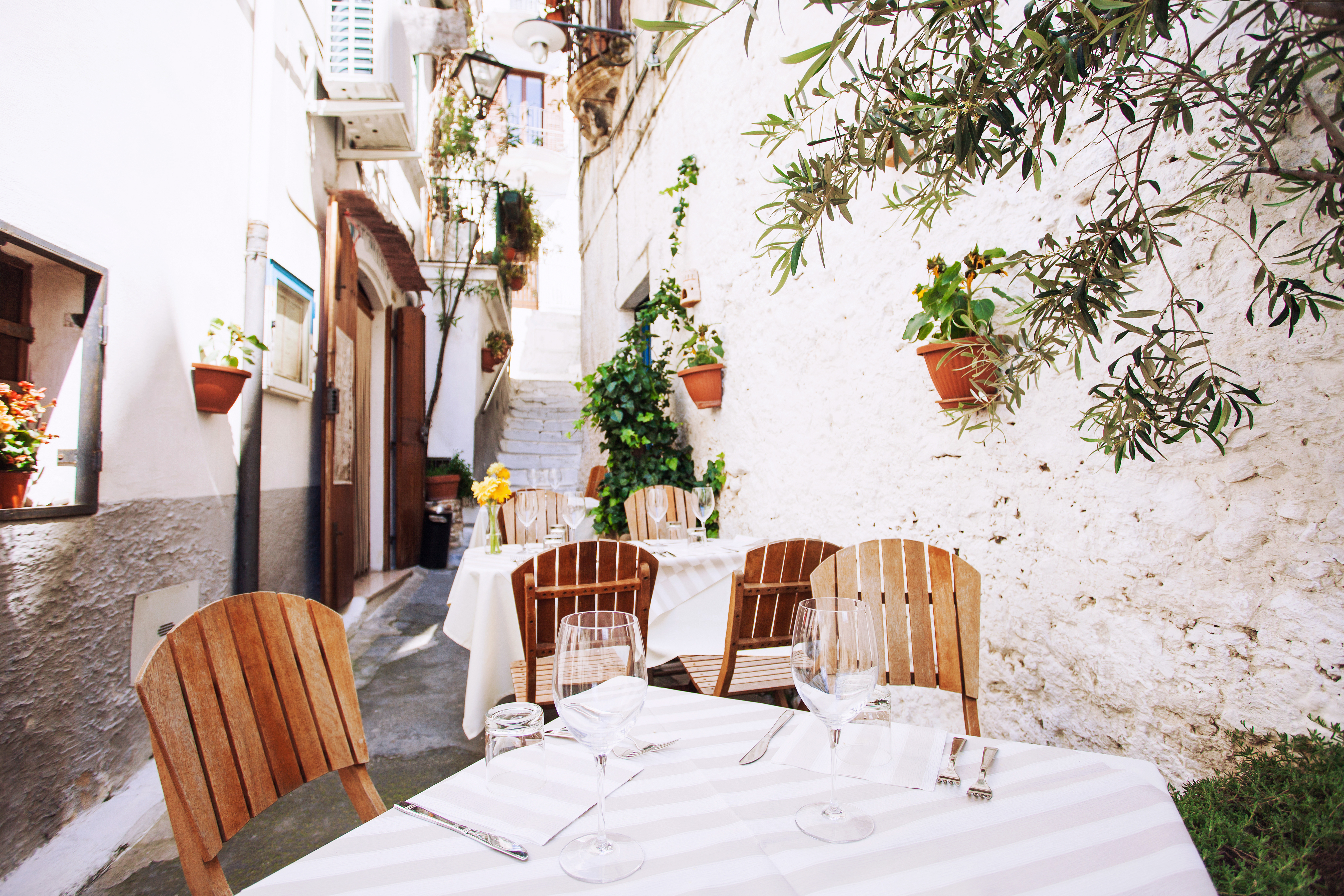 Solrig restaurant terrasse i den italienske feriedestination Puglia
