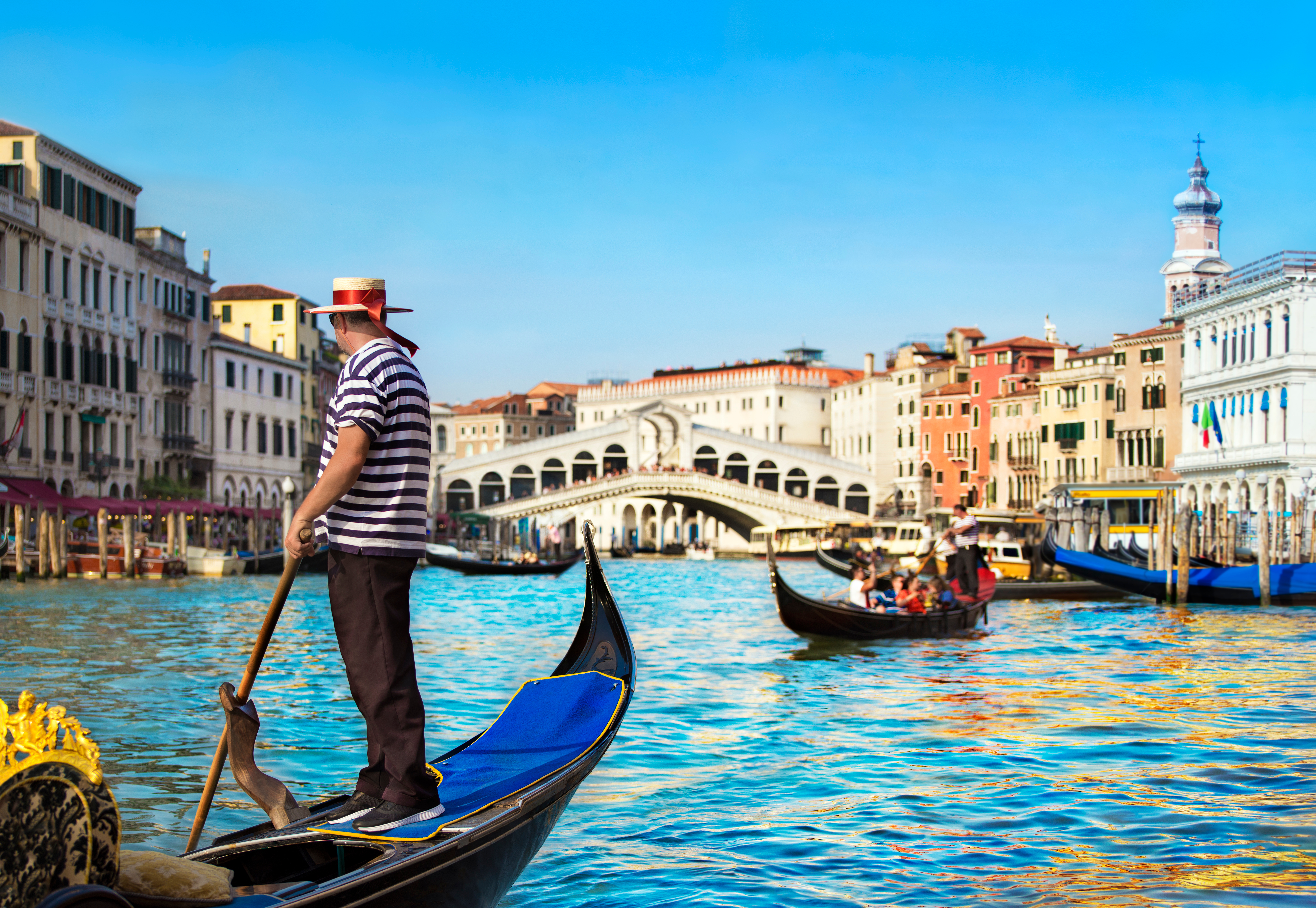 Autentisk gondoltur med erfaren gondolier forbi den berømte Rialto-bro i Venedig