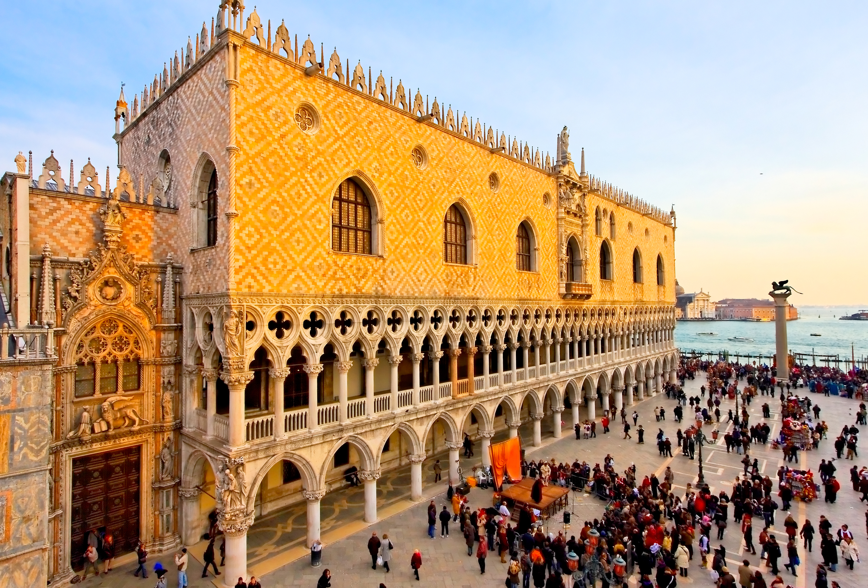 Gotisk arkitektur ved Dogepaladset på Markuspladsen i det historiske Venedig