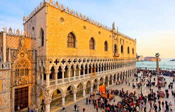 Gotisk arkitektur ved Dogepaladset på Markuspladsen i det historiske Venedig