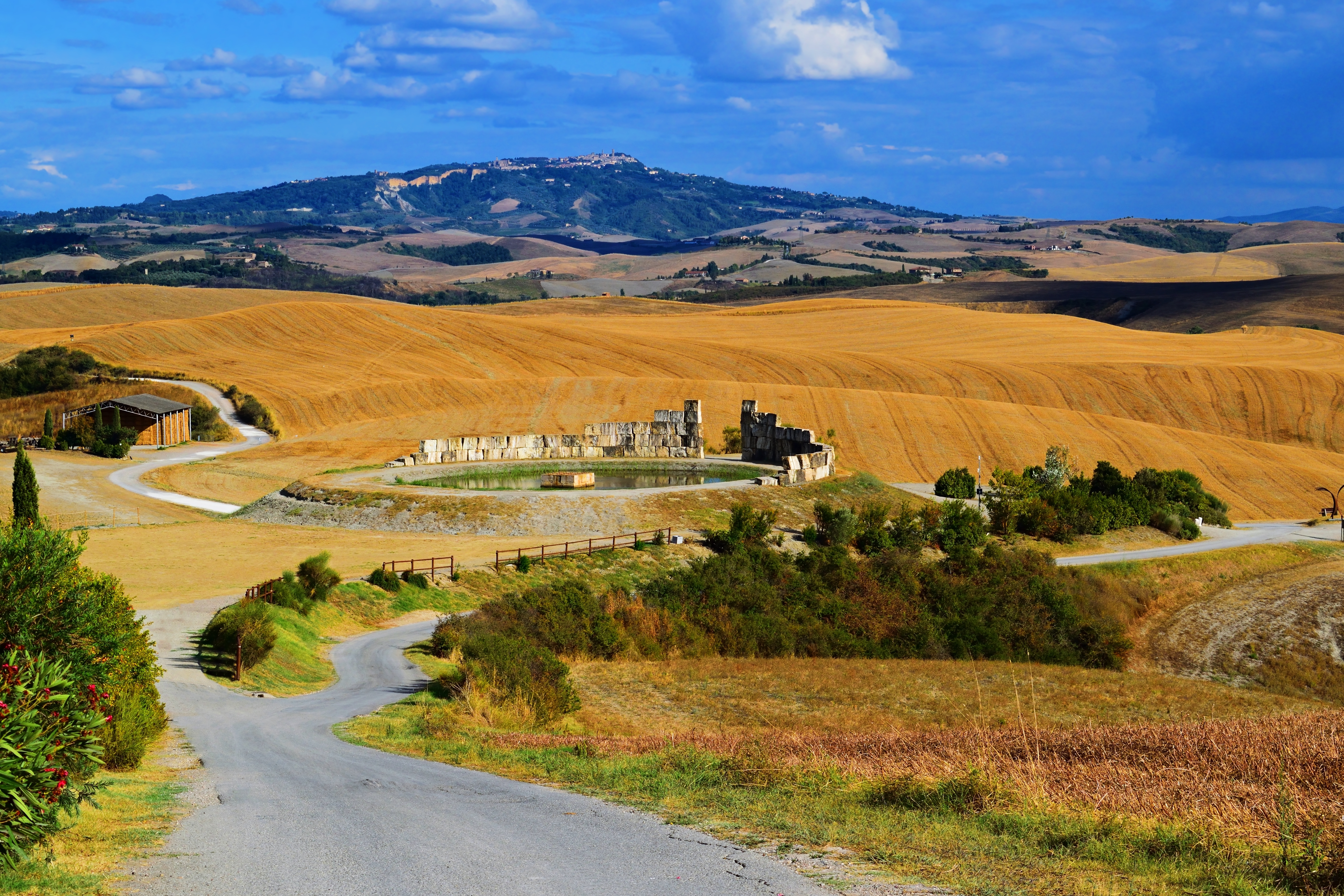 Italiensk amfiteater i Toscana med snoede veje gennem det gylne landskab
