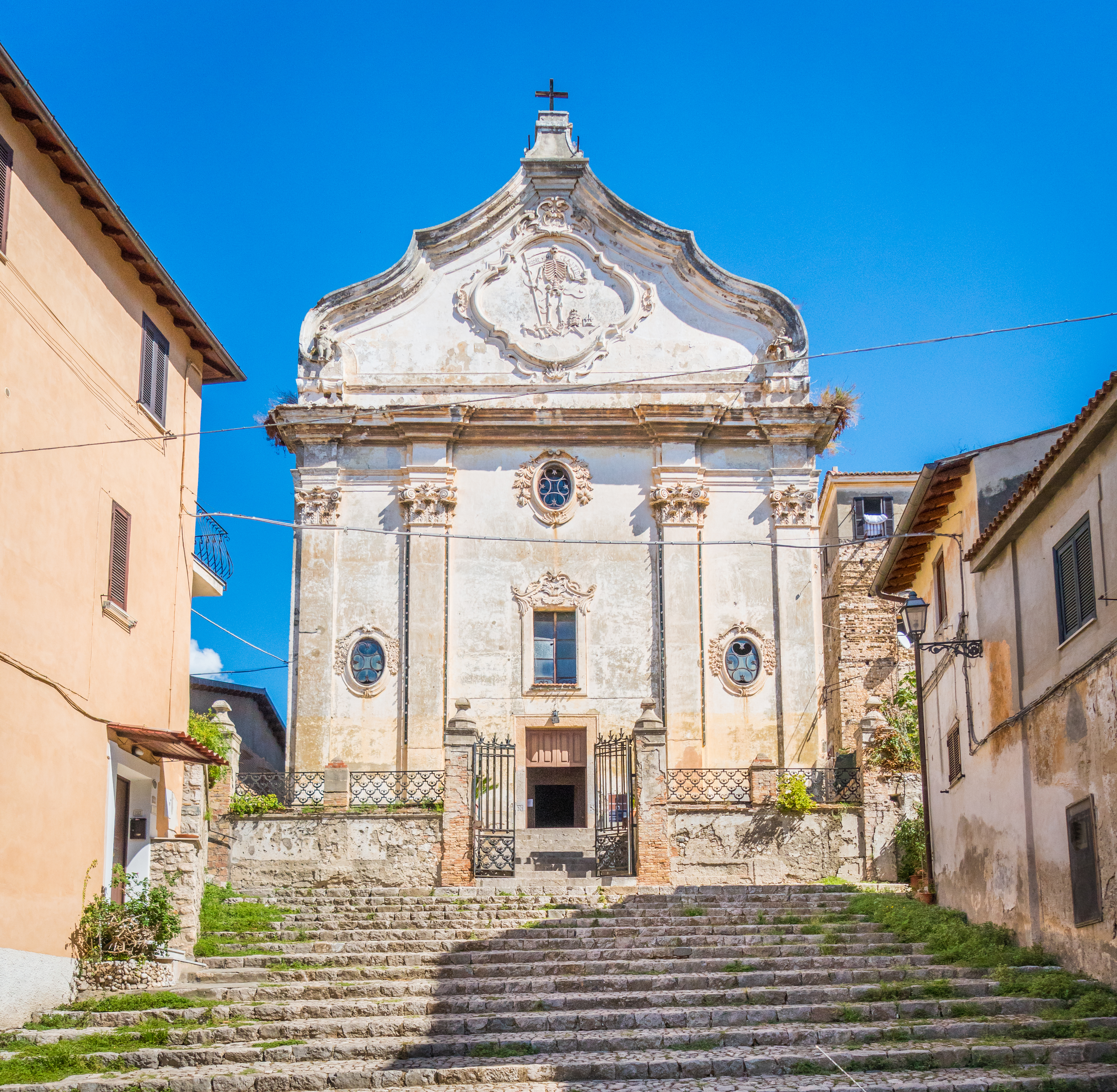 Smuk barokkirke med dekorativ facade i autentisk italiensk bjergby