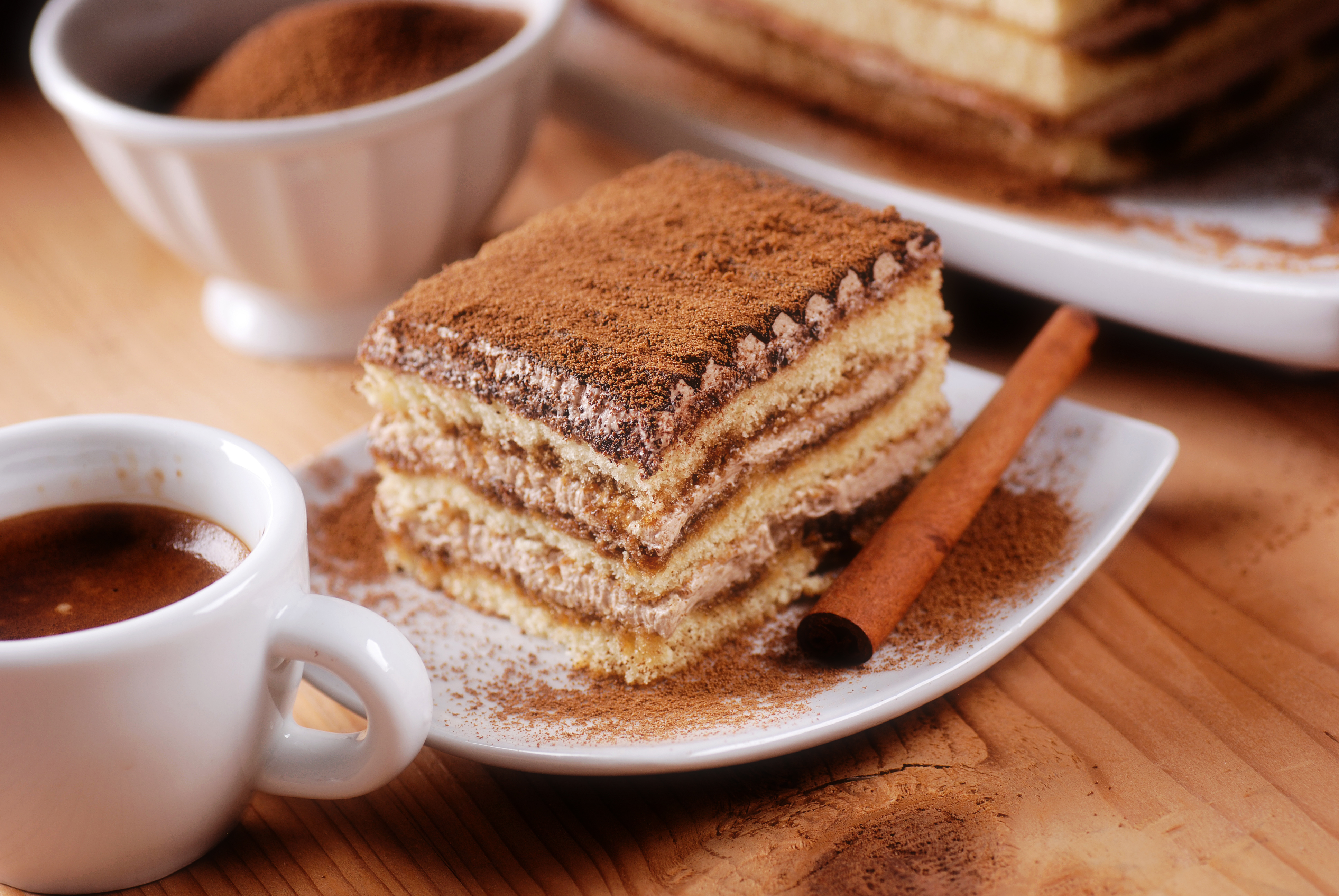 Autentisk italiensk tiramisu dessert med frisk espresso kaffe