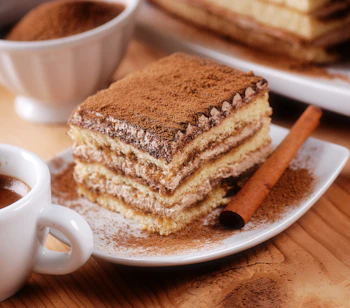 Autentisk italiensk tiramisu dessert med frisk espresso kaffe