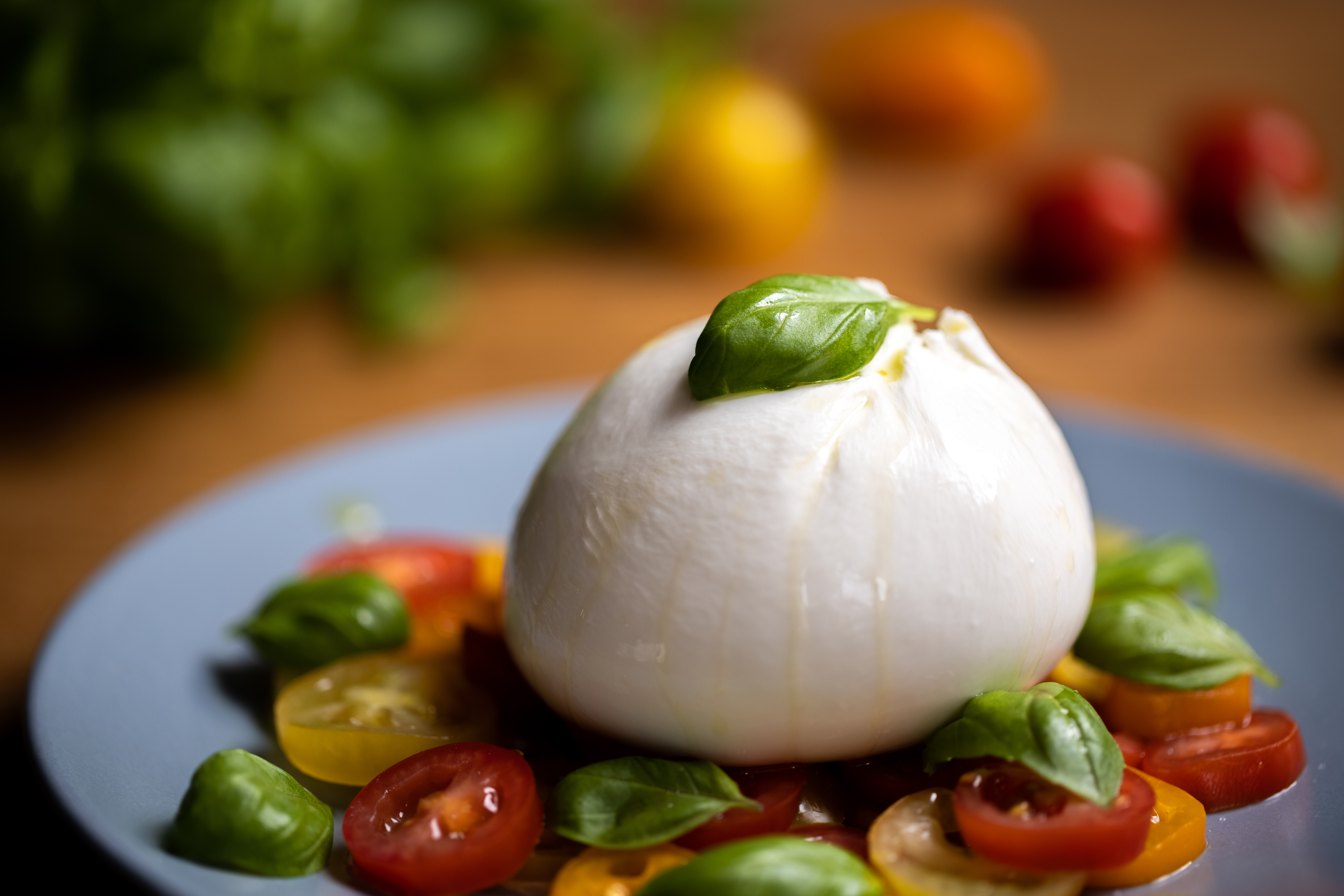 Traditionel italiensk caprese forret med cremet mozzarella og søde cherrytomater