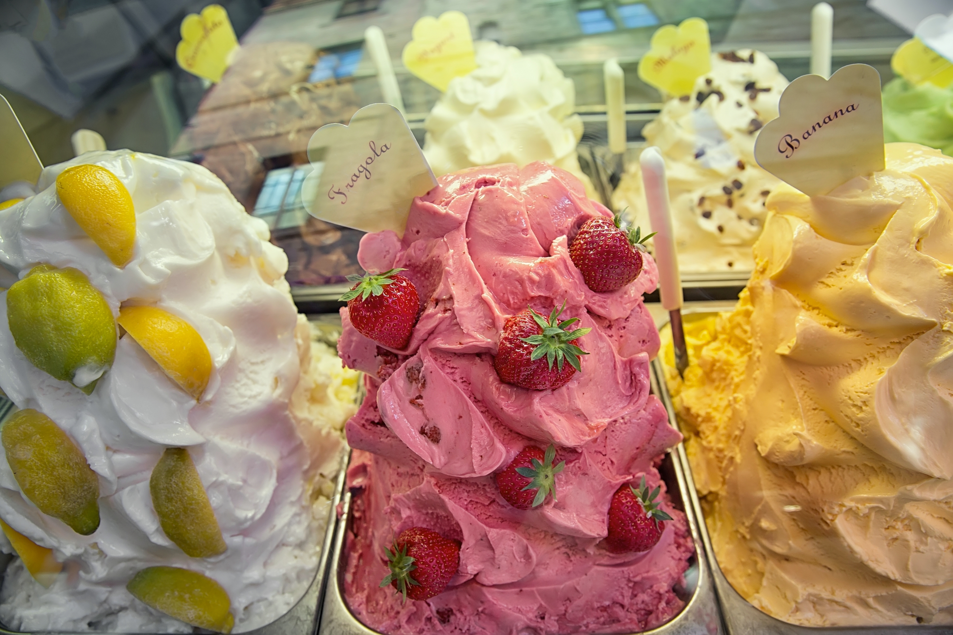 Lækkert italiensk gelato is med jordbær og citrus smag i gelato butik