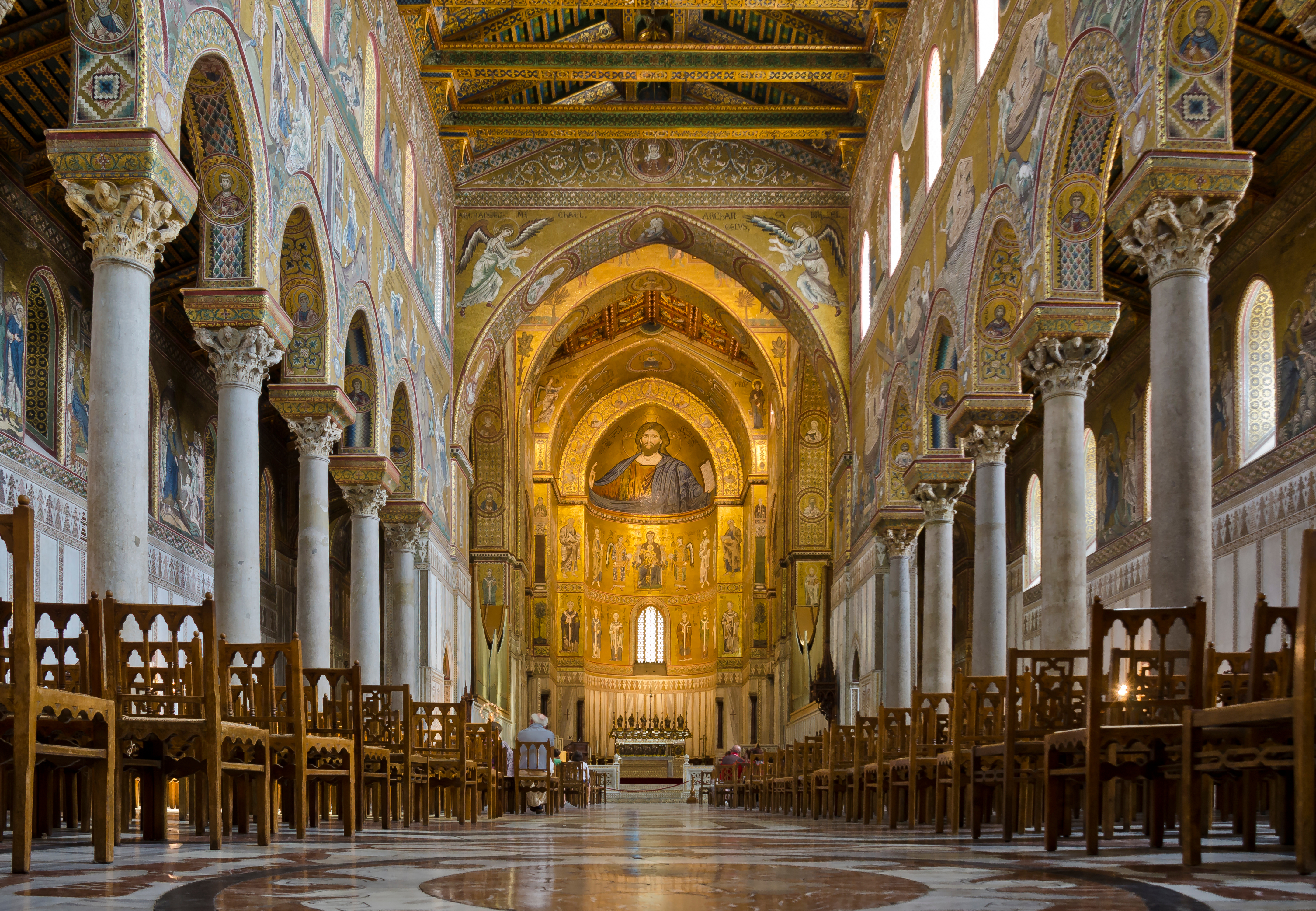 Historisk italiensk kirke med marmorsøjler og religiøs kunst på Sicilien