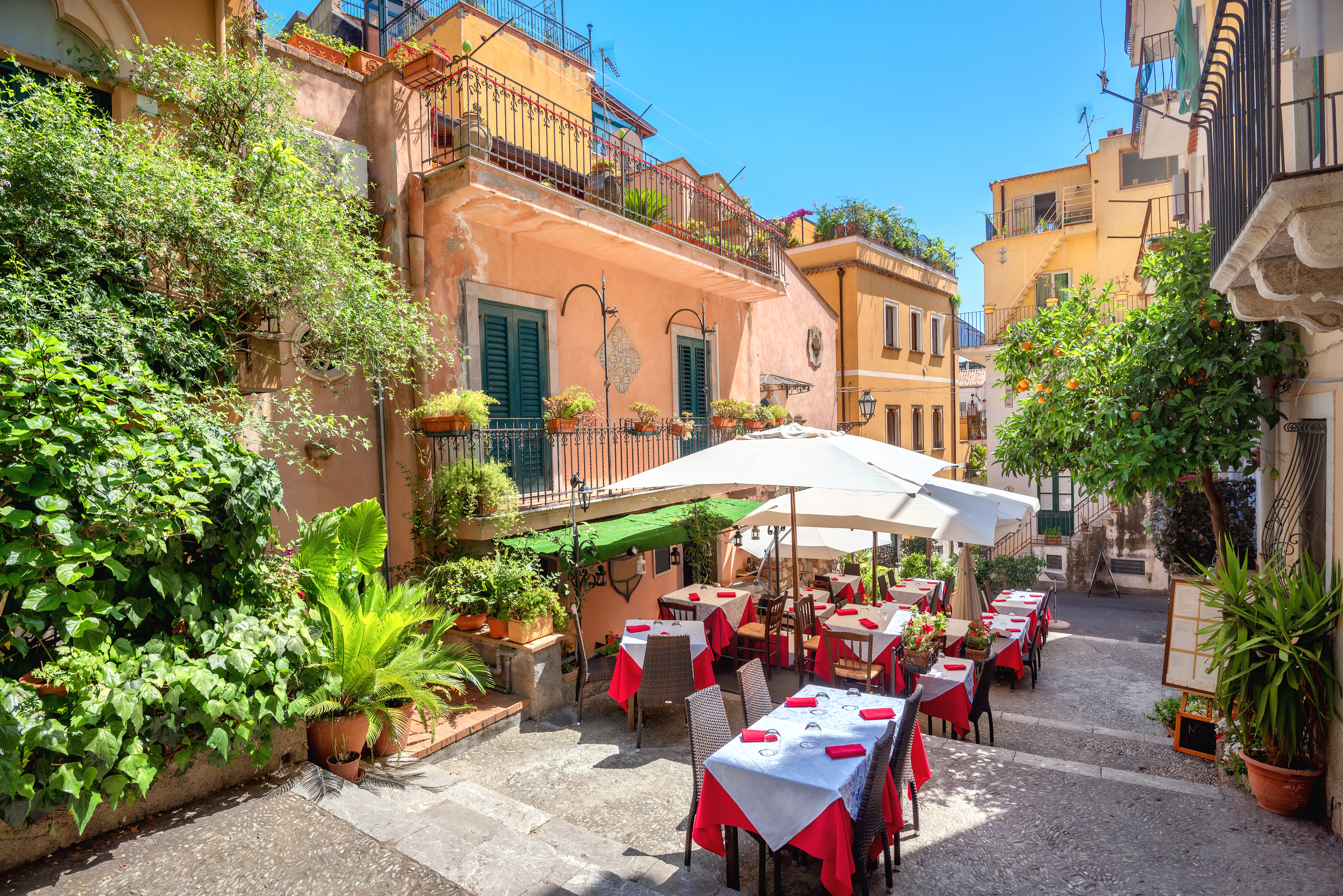 Autentisk italiensk restaurant med terrasse dining i charmerende middelhavsby