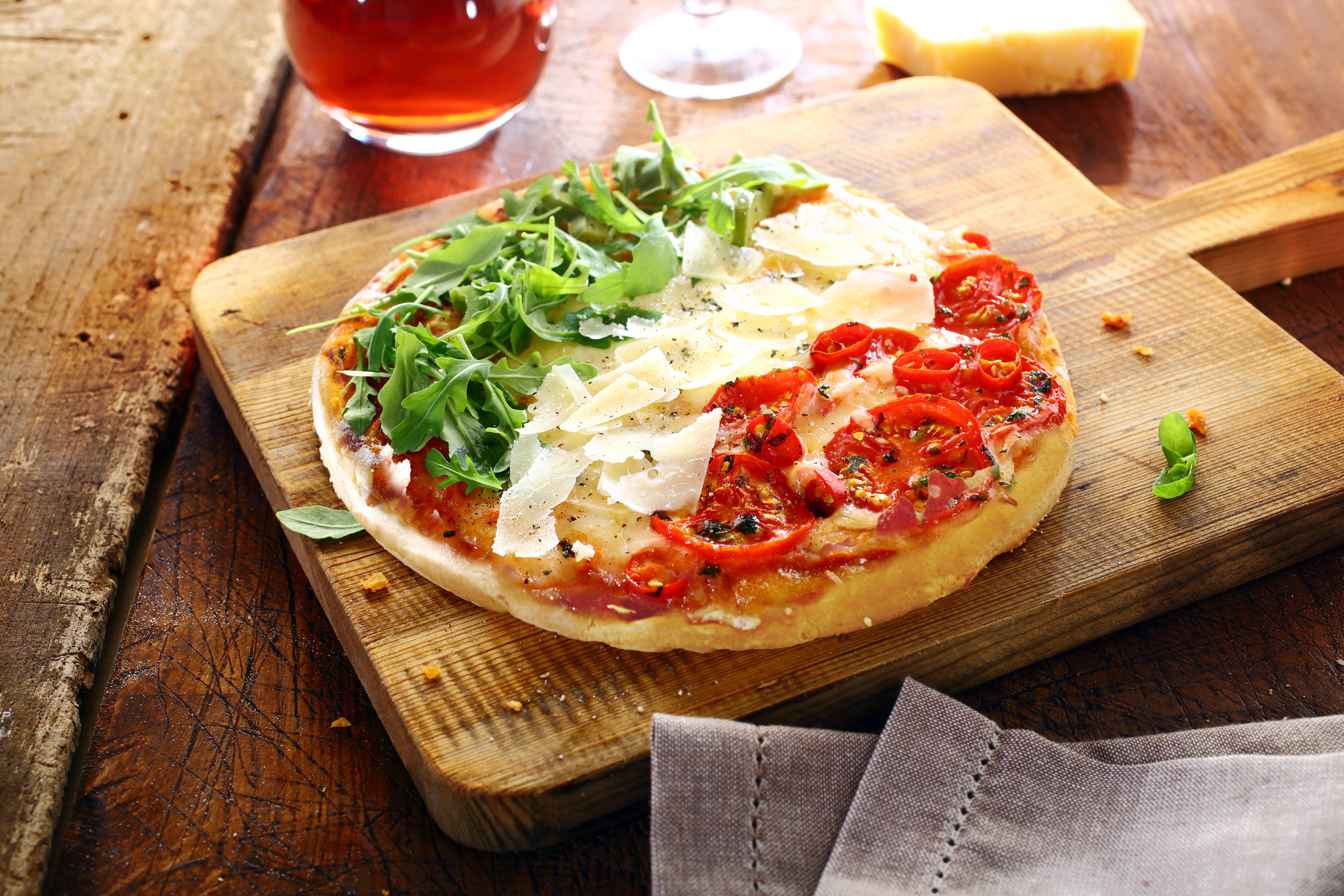 Italiensk madoplevelse med hjemmelavet pizza toppet med friske ingredienser og aromatiske urter