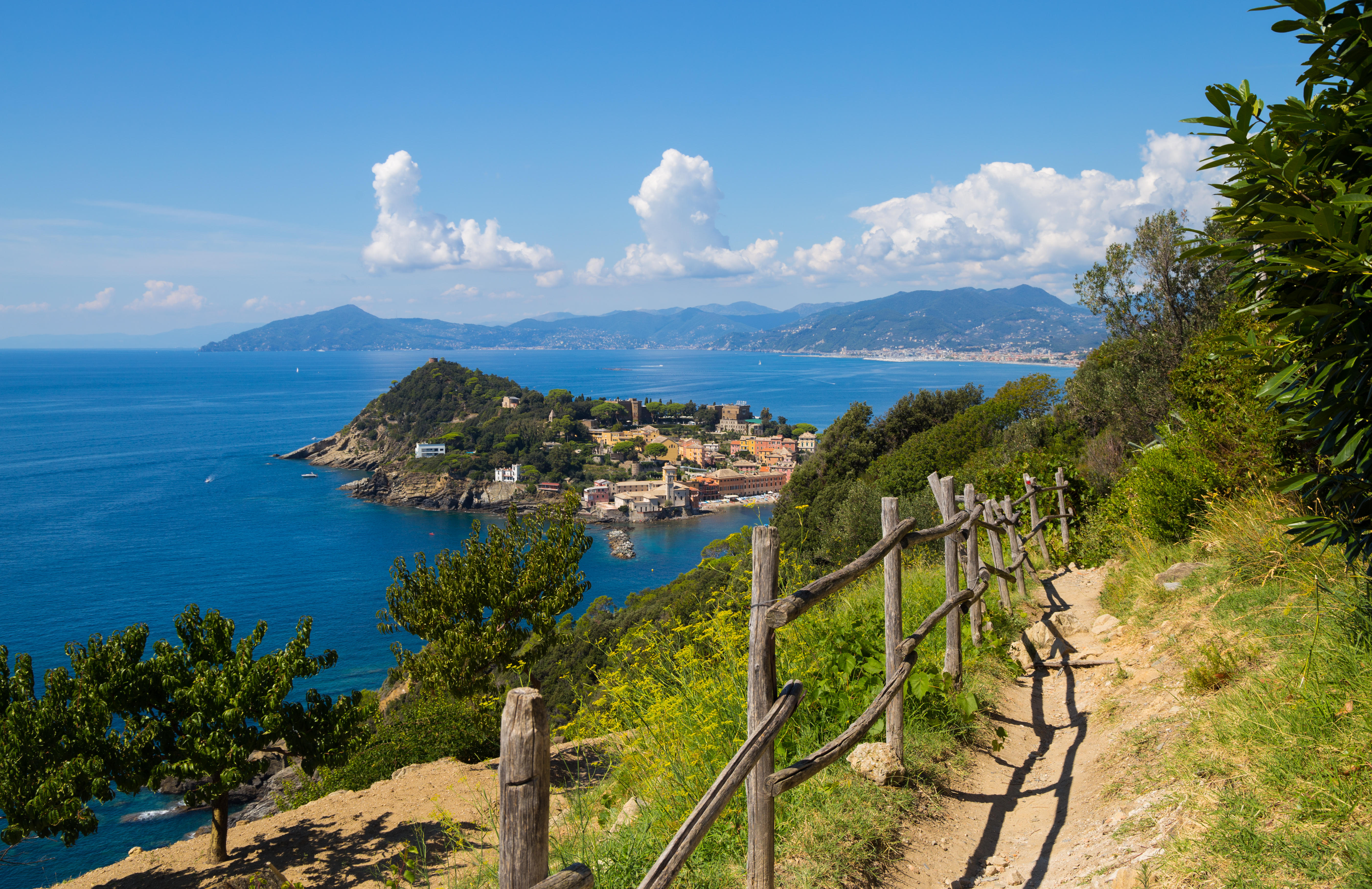 Spektakulær panoramaudsigt fra vandrestien over den berømte Stilhedens Bugt med det turkisblå Middelhav, farverige huse og sandstrande i Sestri Levante på den liguriske kyst