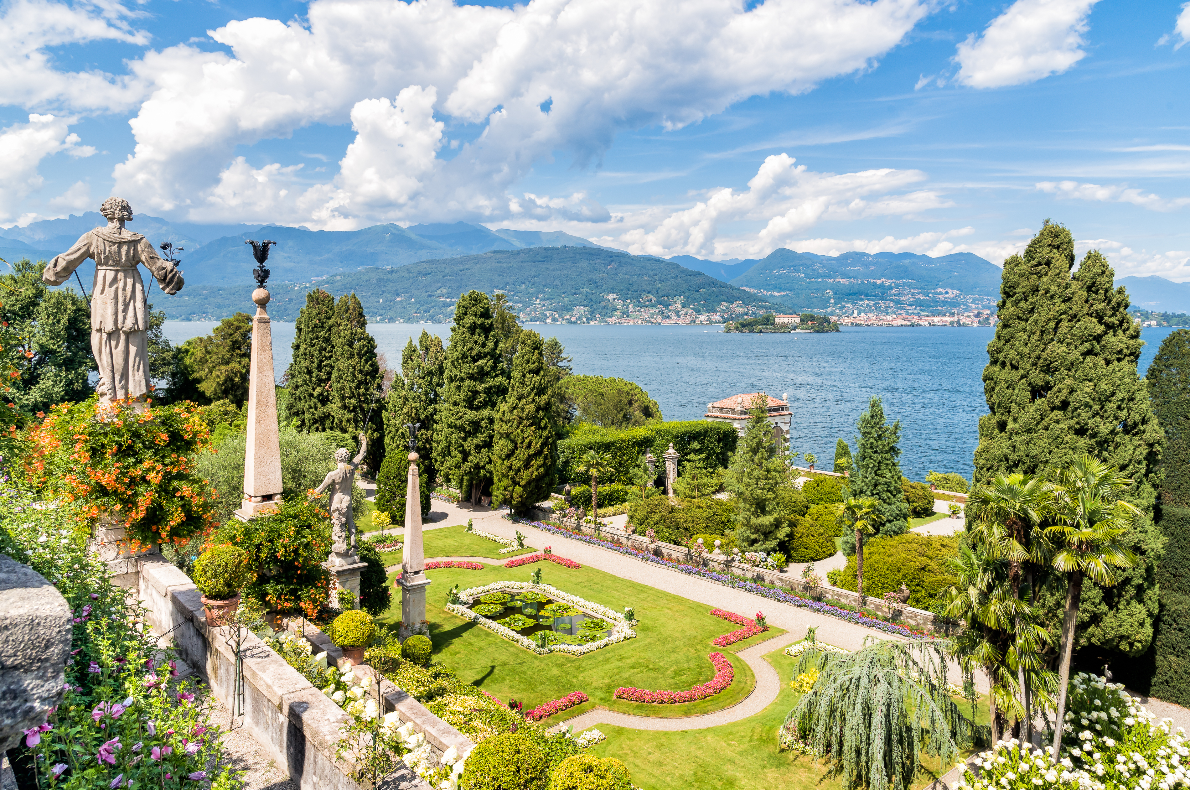 Eksotisk slotspark med terrasser og statuer på øen Isola Bella i Norditalien
